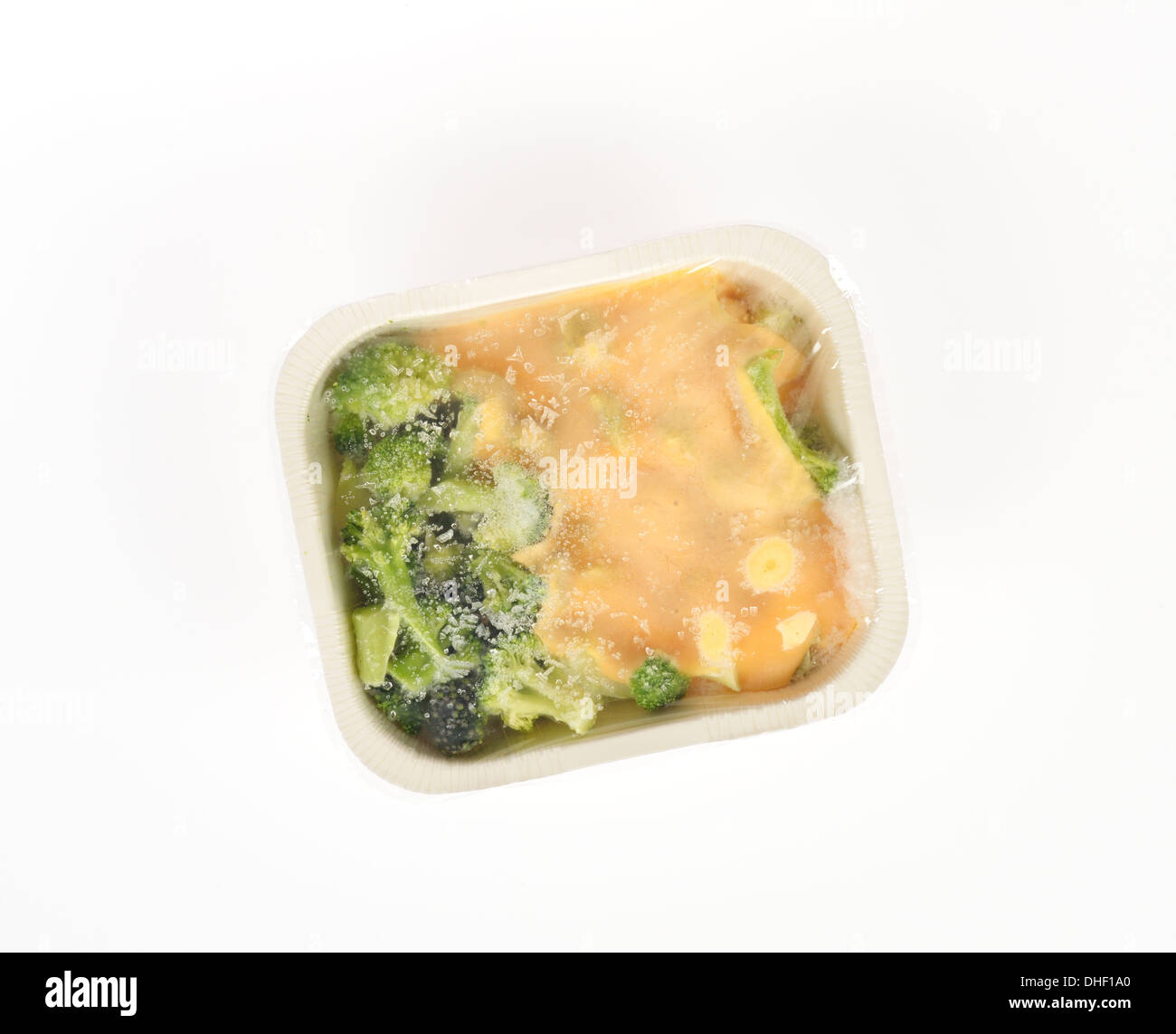 Bac de cuisson d'oiseau du brocoli et fromage Légumes sur fond blanc. USA. Banque D'Images