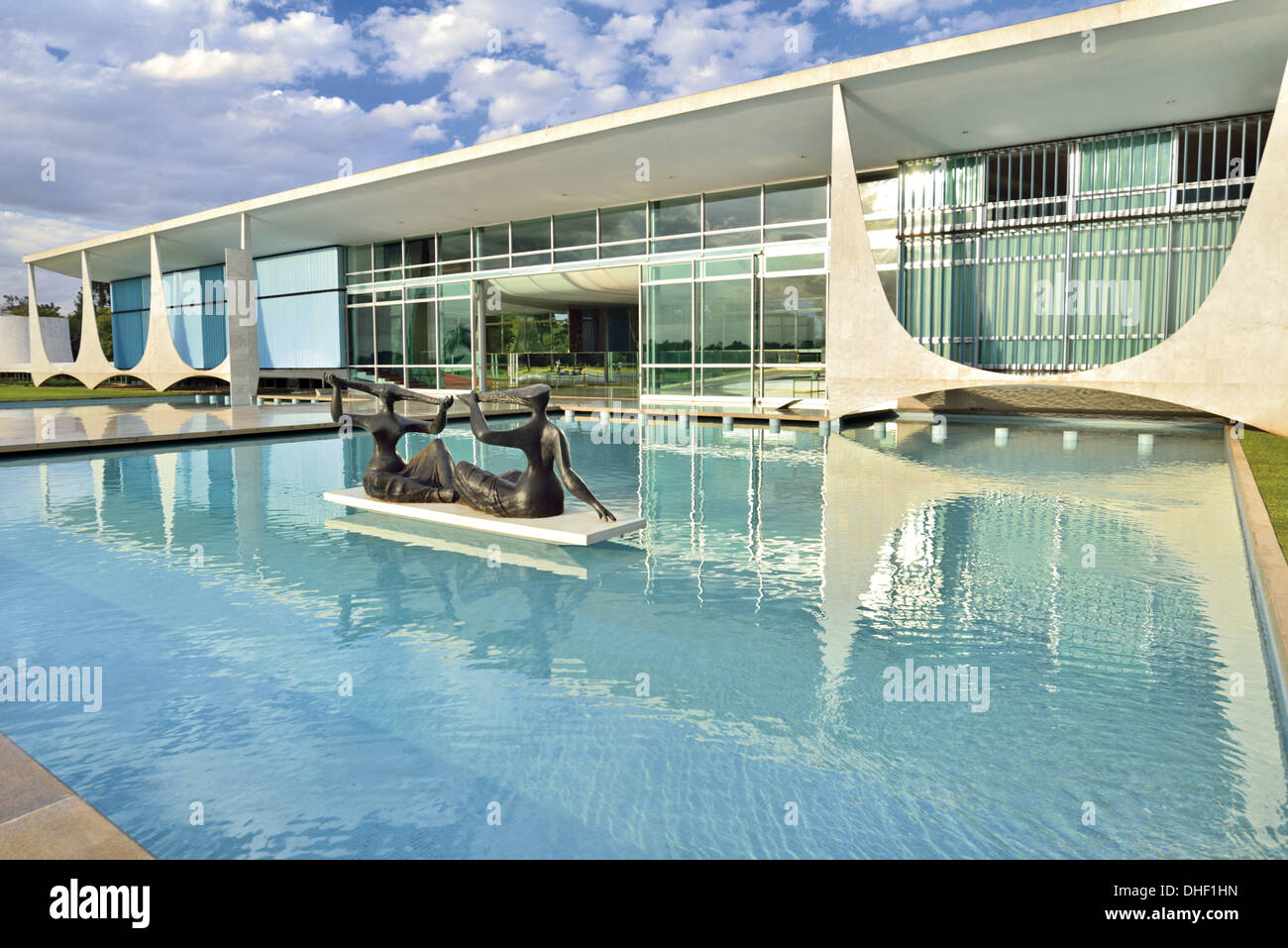 Le Brésil, l'Brasilial, palais présidentiel, le Palacio da Alvorada, Palais de l'aube, Oscar Niemeyer, 1958, à la résidence officielle du président brésilien, l'architecture, les arts, la culture, les sculptures, les Laras, Cheschiatti, vert, verre blanc, l'eau, voyage, t Banque D'Images