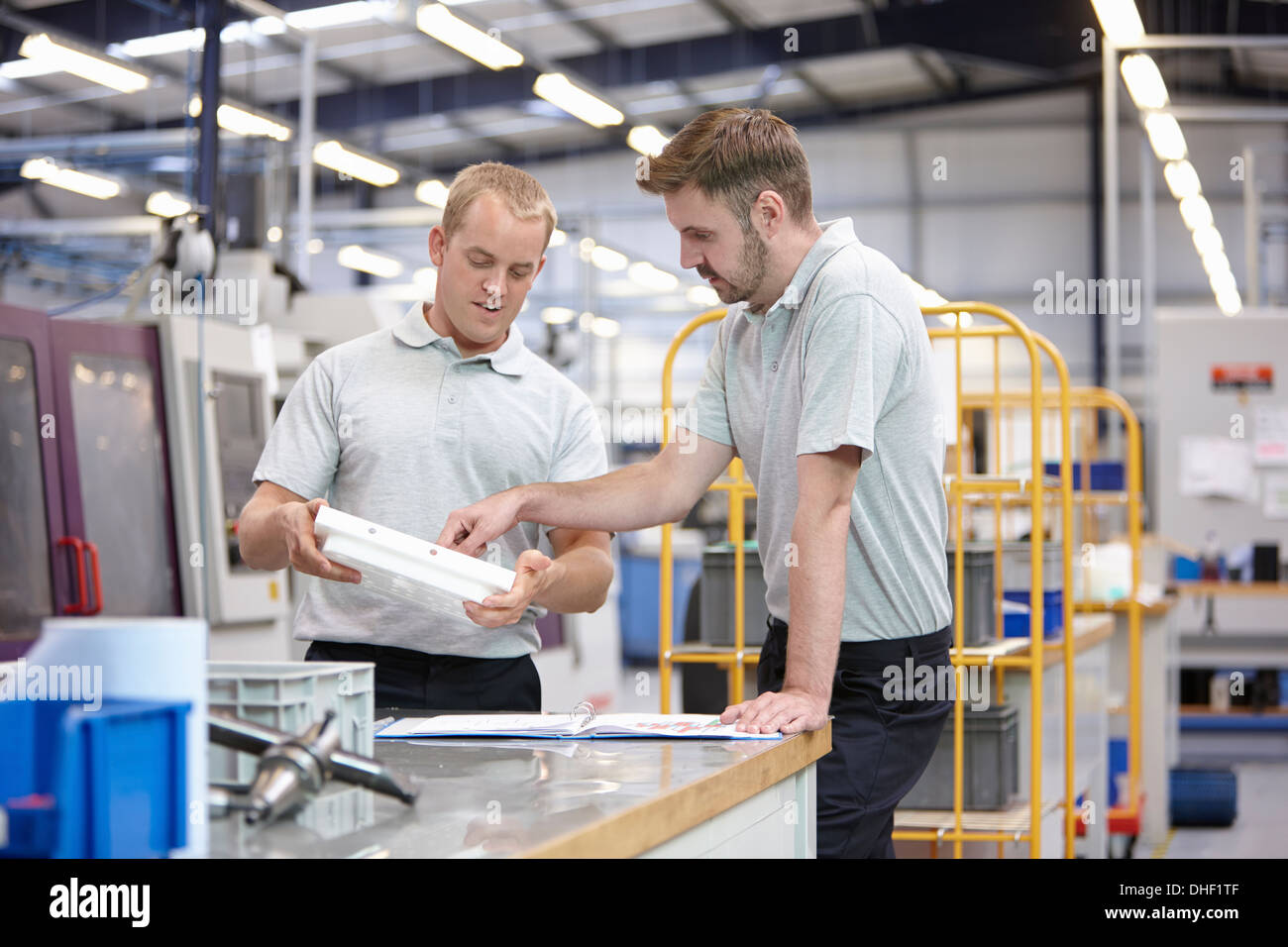 Discuter des travailleurs dans l'usine de composants d'ingénierie Banque D'Images