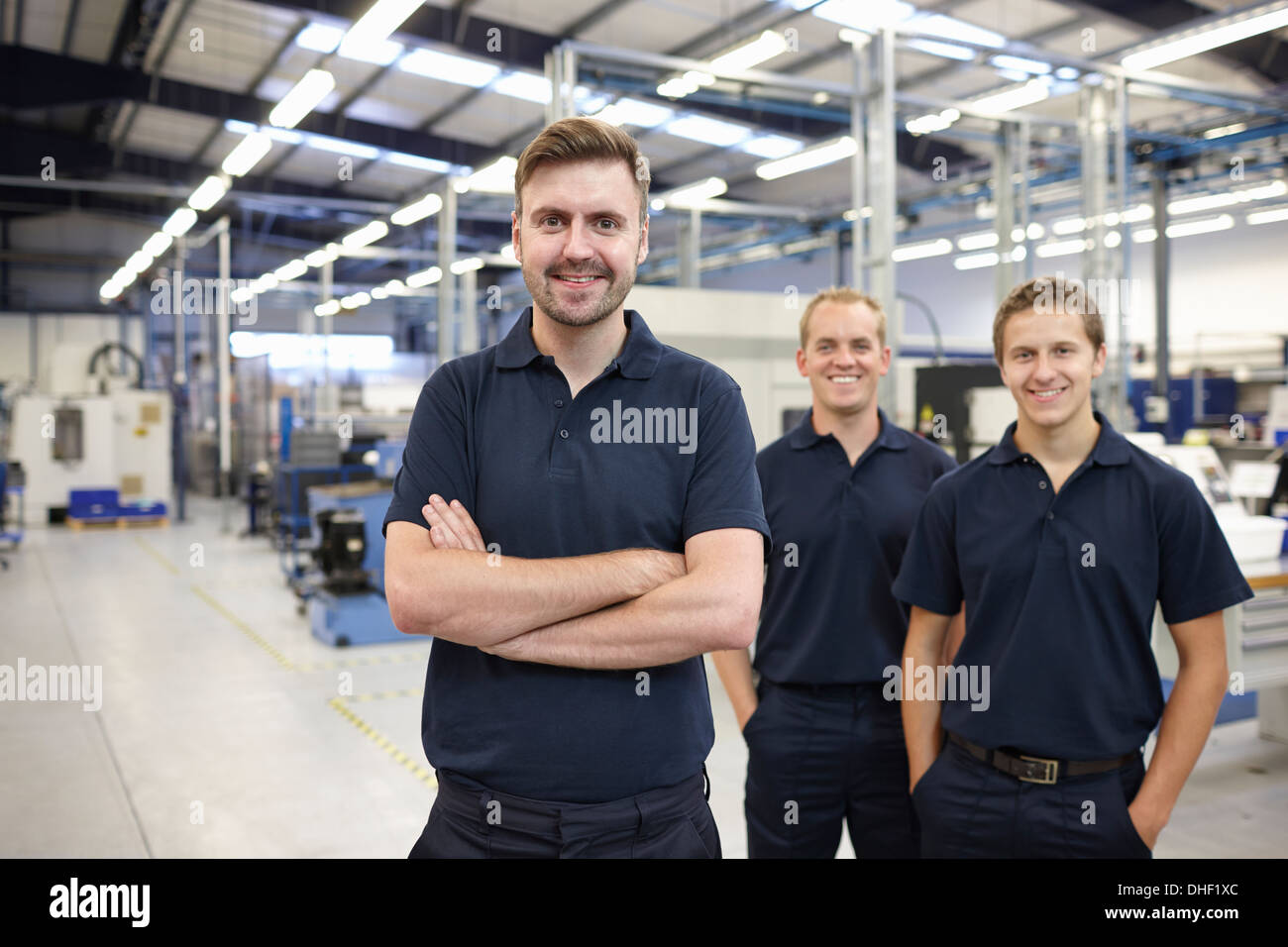 Portrait de trois travailleurs dans l'usine d'ingénierie Banque D'Images