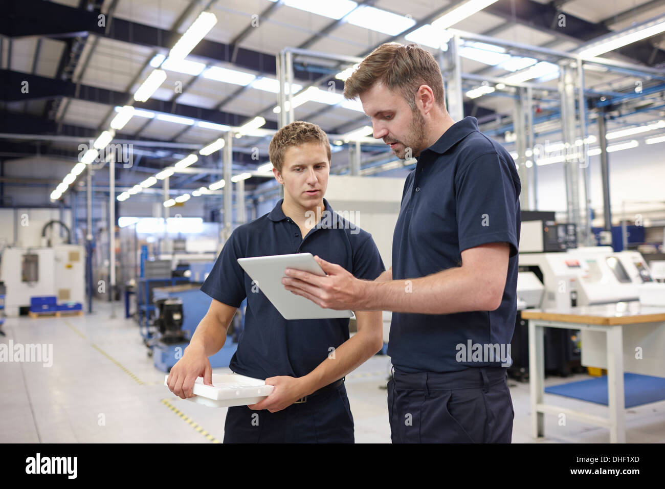 Contrôle des travailleurs dans l'usine d'ingénierie Banque D'Images