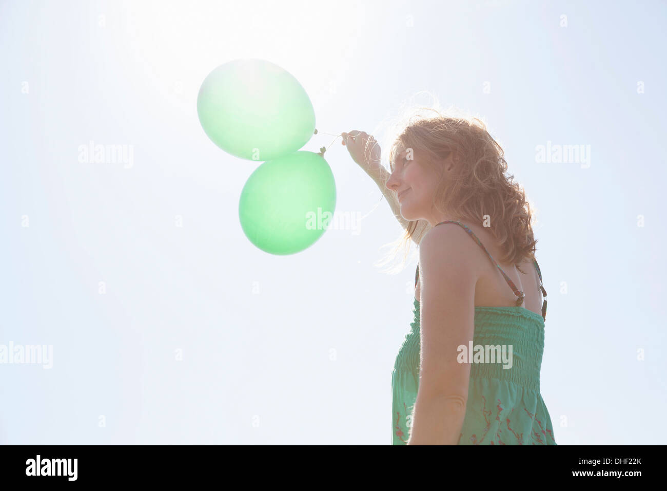 Femme tenant deux ballons vert, Pays de Galles, Royaume-Uni Banque D'Images