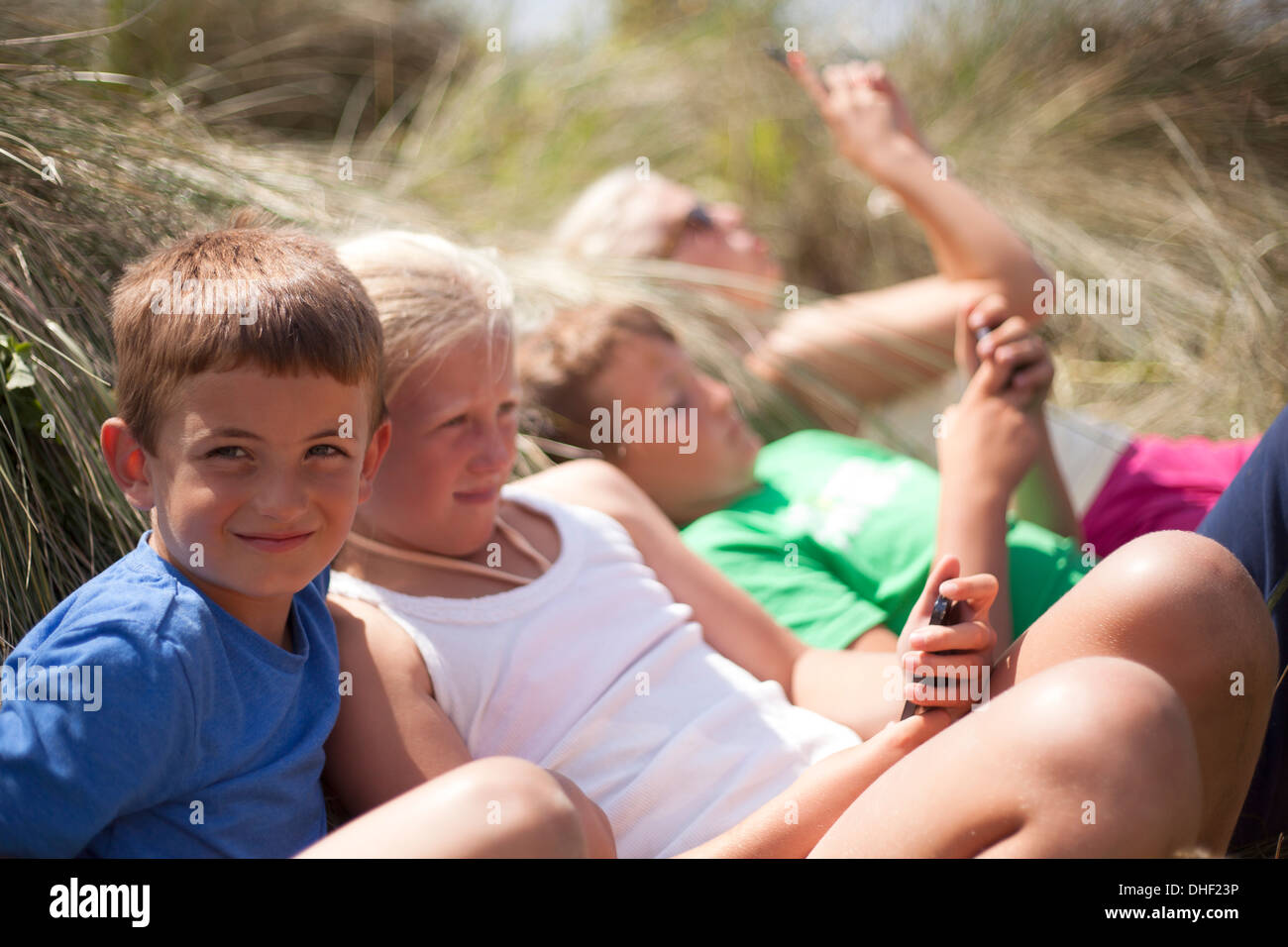 Quatre amis se détendre dans les dunes, Wales, UK Banque D'Images
