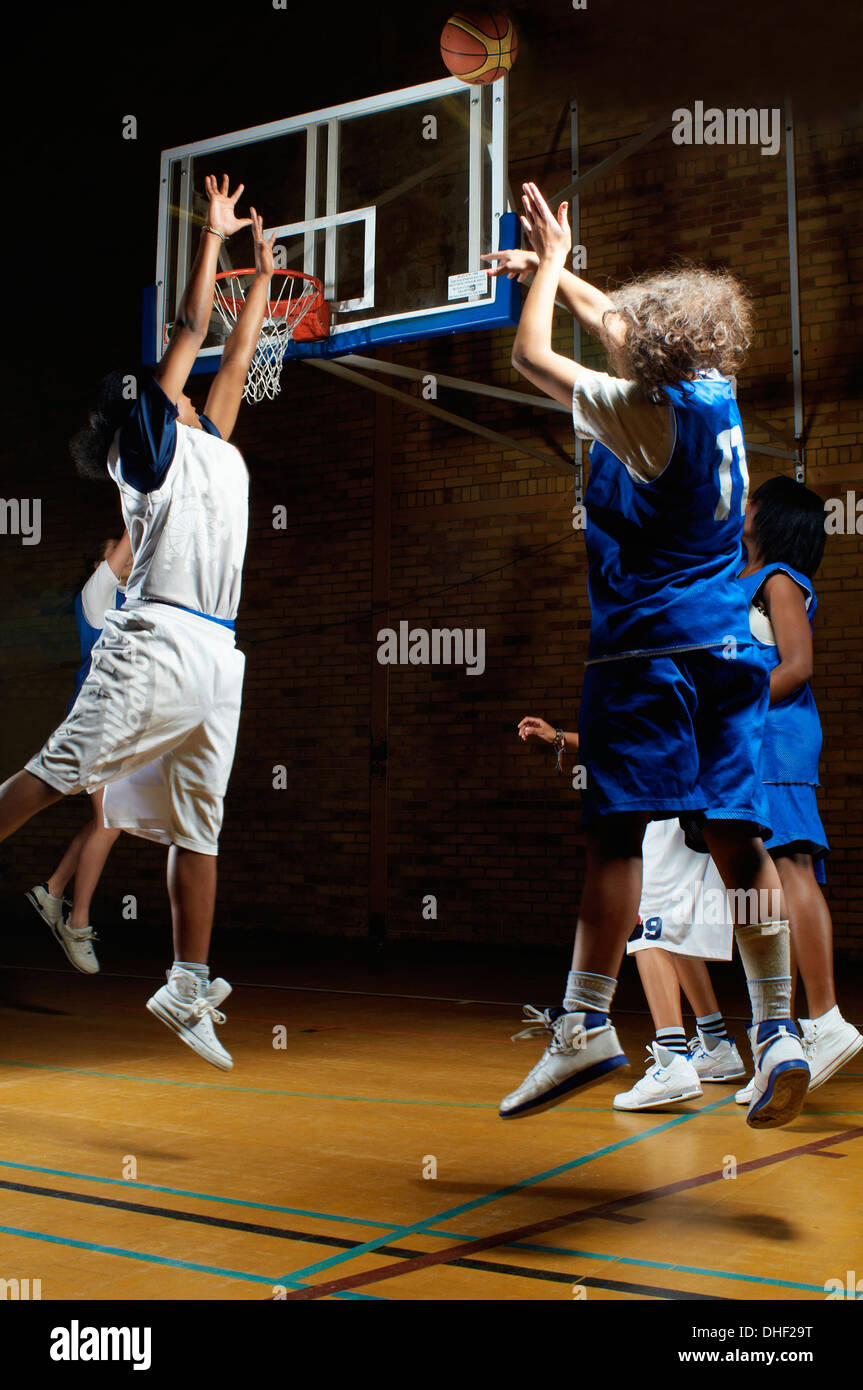 Les joueurs de basket-ball jumping for ball Banque D'Images