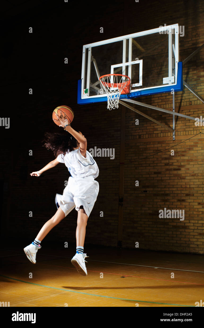 Joueur de basket-ball vue d'hoop Banque D'Images
