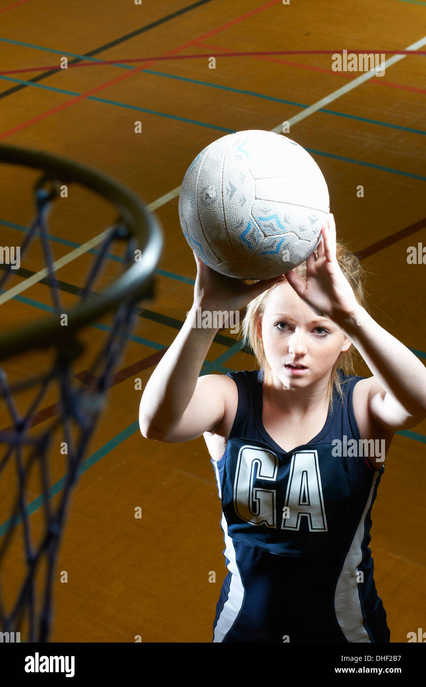 L'objectif visant à joueur de netball Banque D'Images