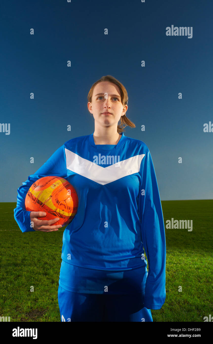 Portrait de femme tenant football ball Banque D'Images
