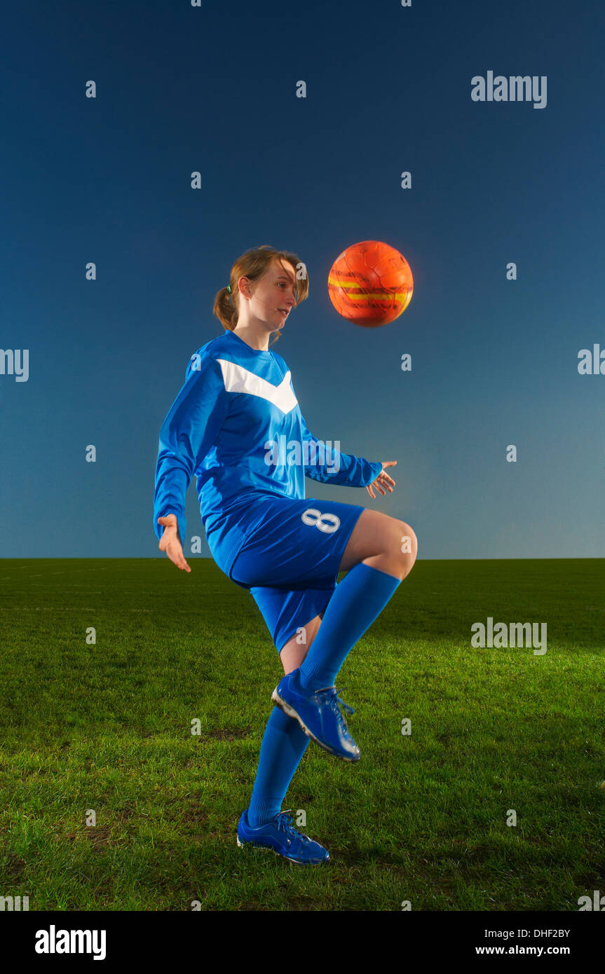 Footballeur femelle keepy uppy with ball Banque D'Images