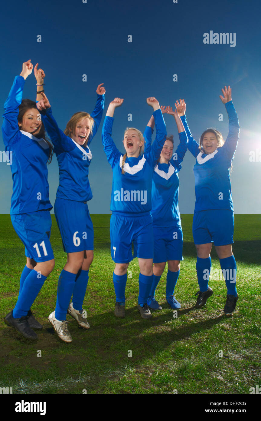 L'équipe de football féminin cheering Banque D'Images