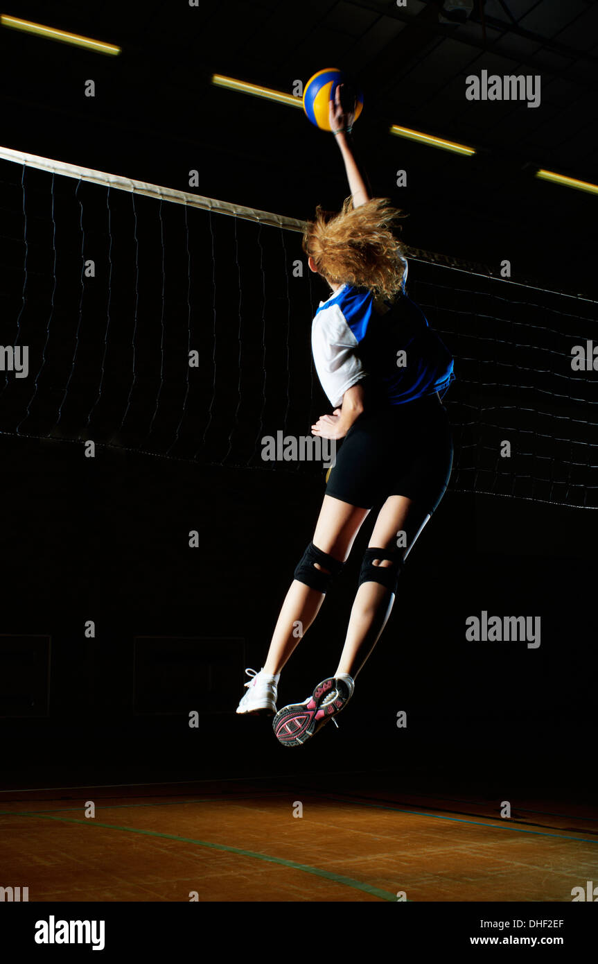 Joueur de volley ball de saut par net Banque D'Images