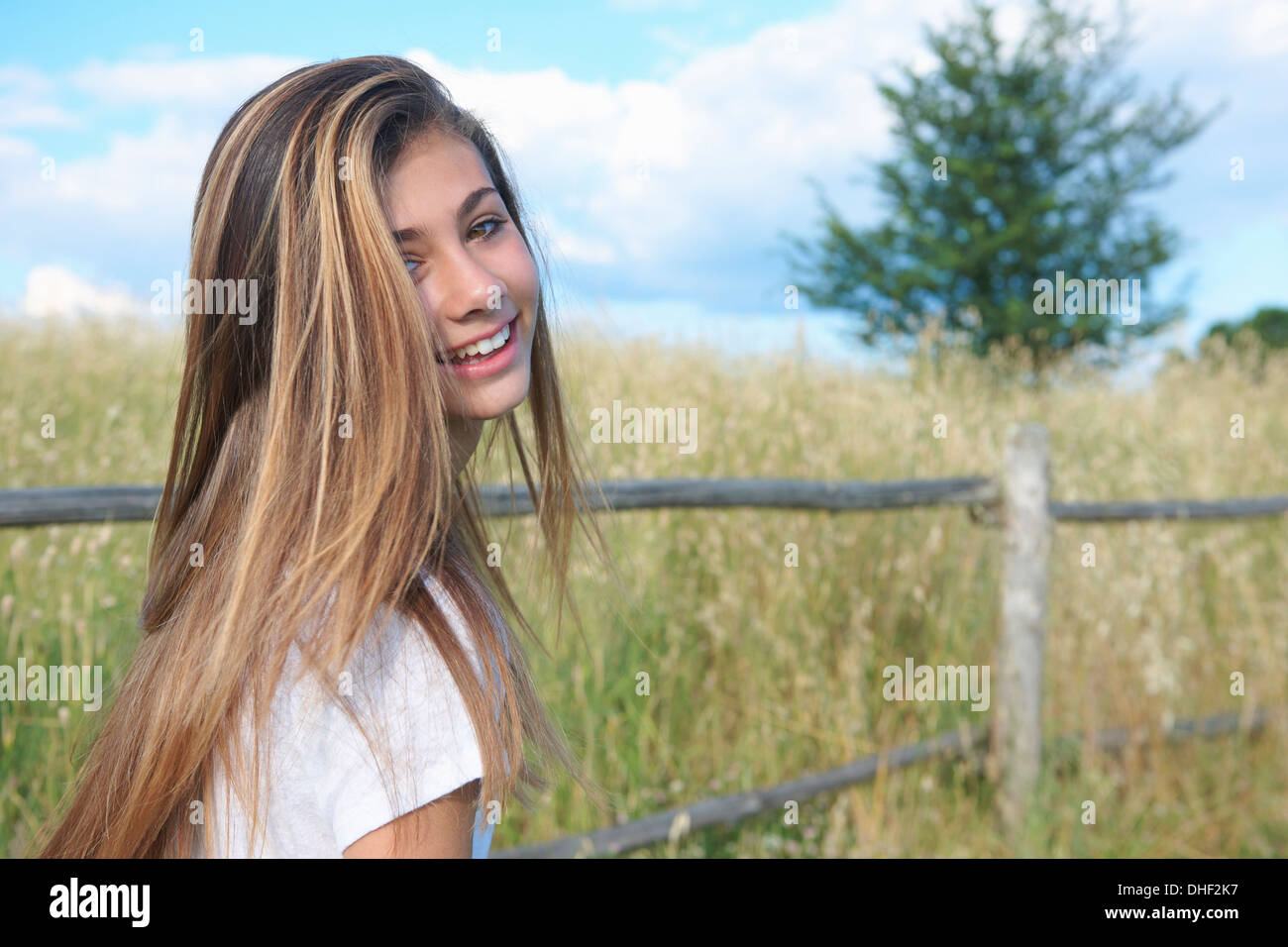 Teenage girl par clôture en bois, Toscane, Italie Banque D'Images