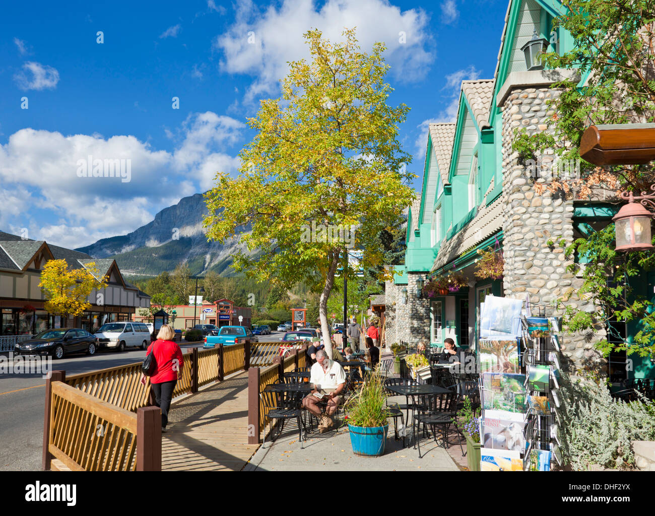 Les gens assis à l'extérieur d'un café avec terrasse sur la rue Main, dans le Township de Canmore, Alberta, Canada Banque D'Images
