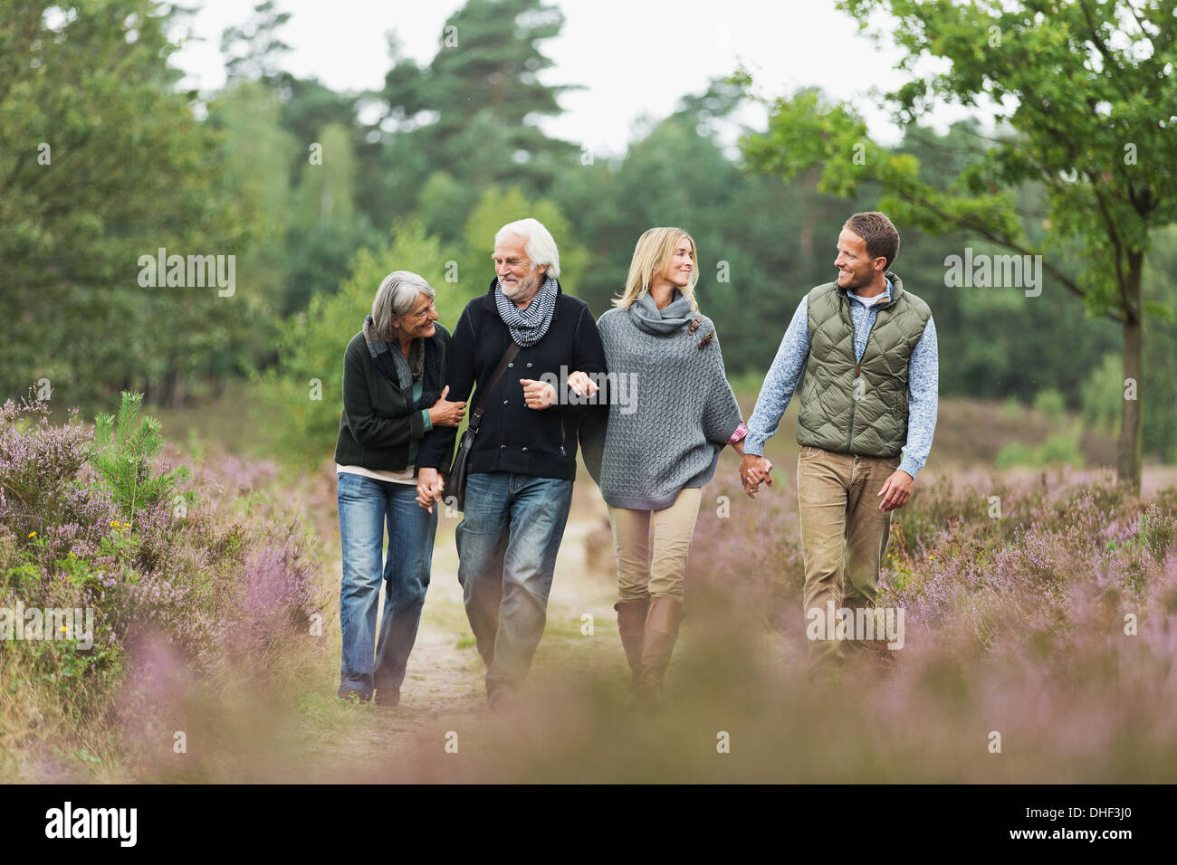 Deux couples walking through forest Banque D'Images Deux couples walking through forest Banque D'Images