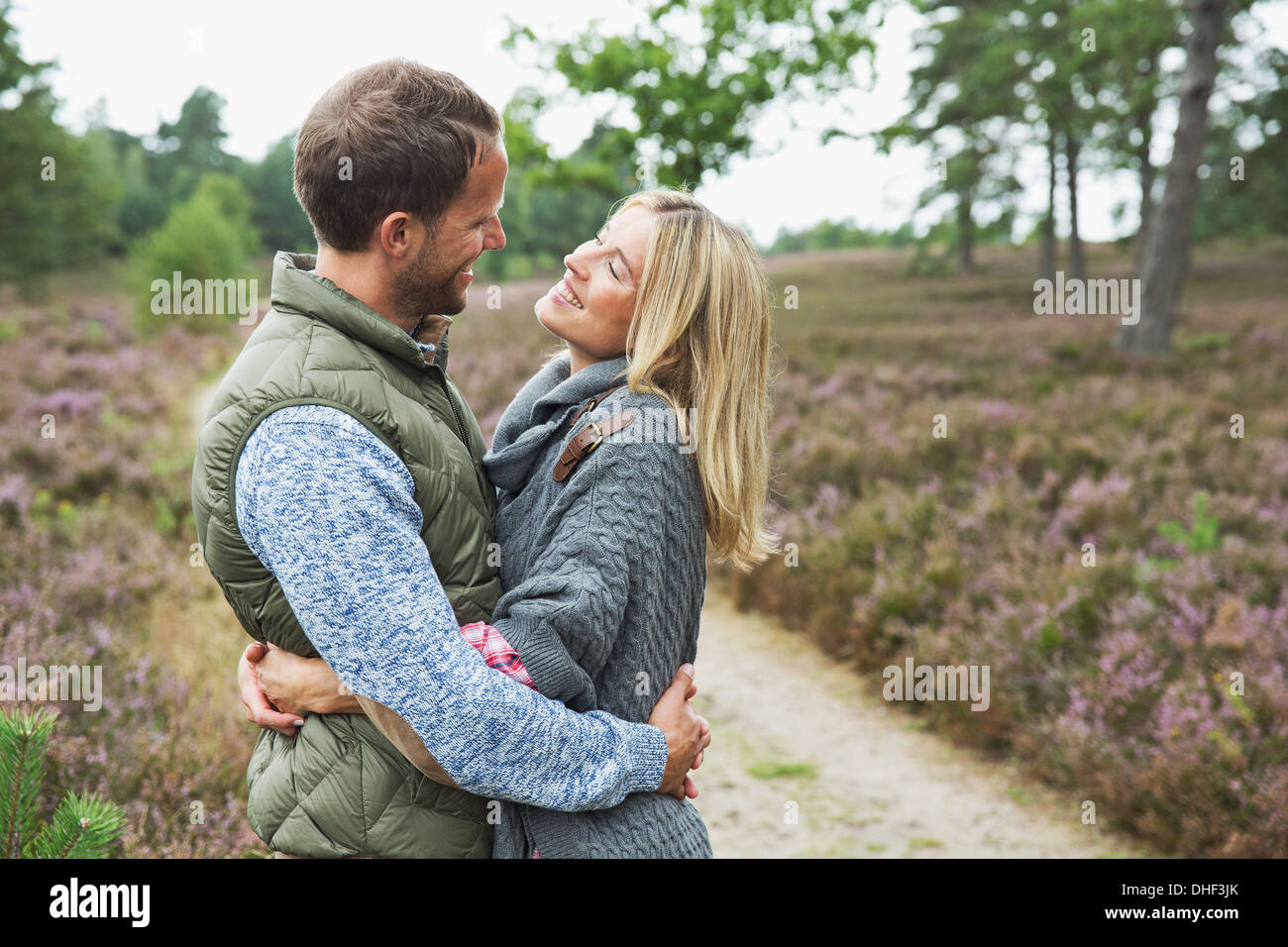 Couple hugging Banque D'Images Couple hugging Banque D'Images