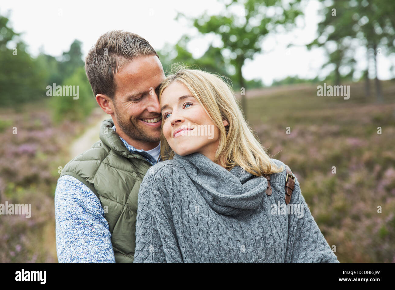 Couple hugging Banque D'Images Couple hugging Banque D'Images