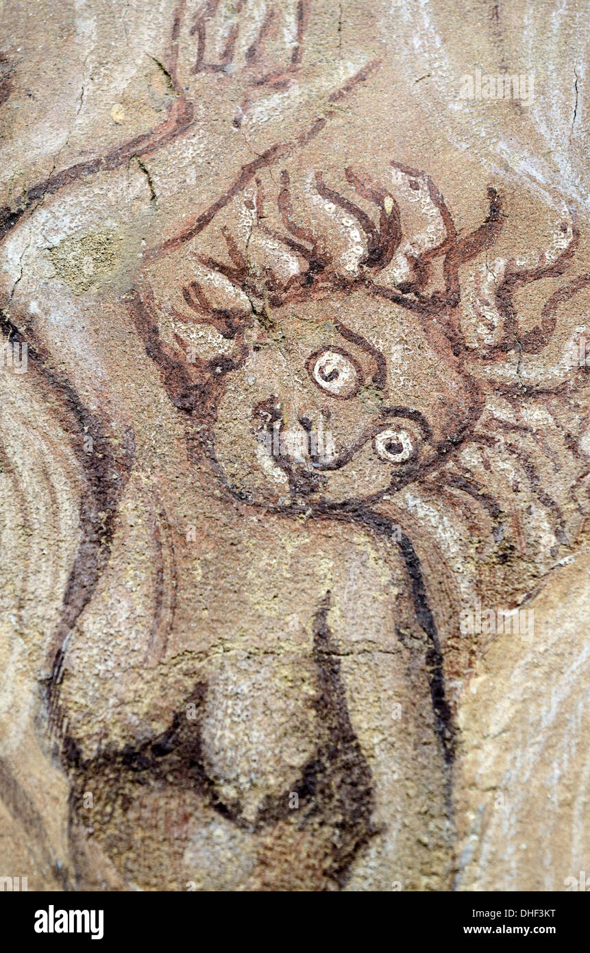 Femme folle ou Pécheur en Enfer - Fresco médiéval ou peinture murale sur l'extérieur de l'église de Thomas Becket Avrieux France Banque D'Images