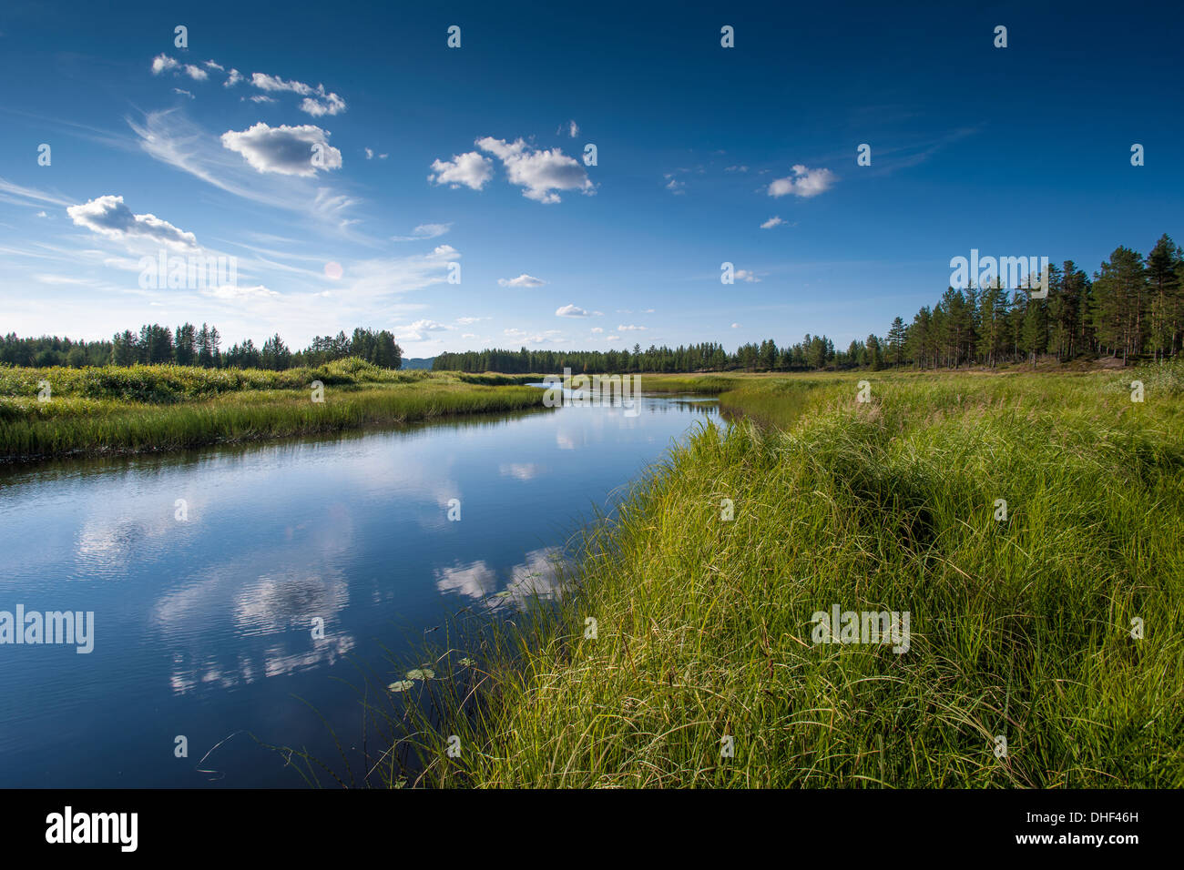 Ciel et nuages se reflétant dans l'eau, Laponie, Suède Banque D'Images