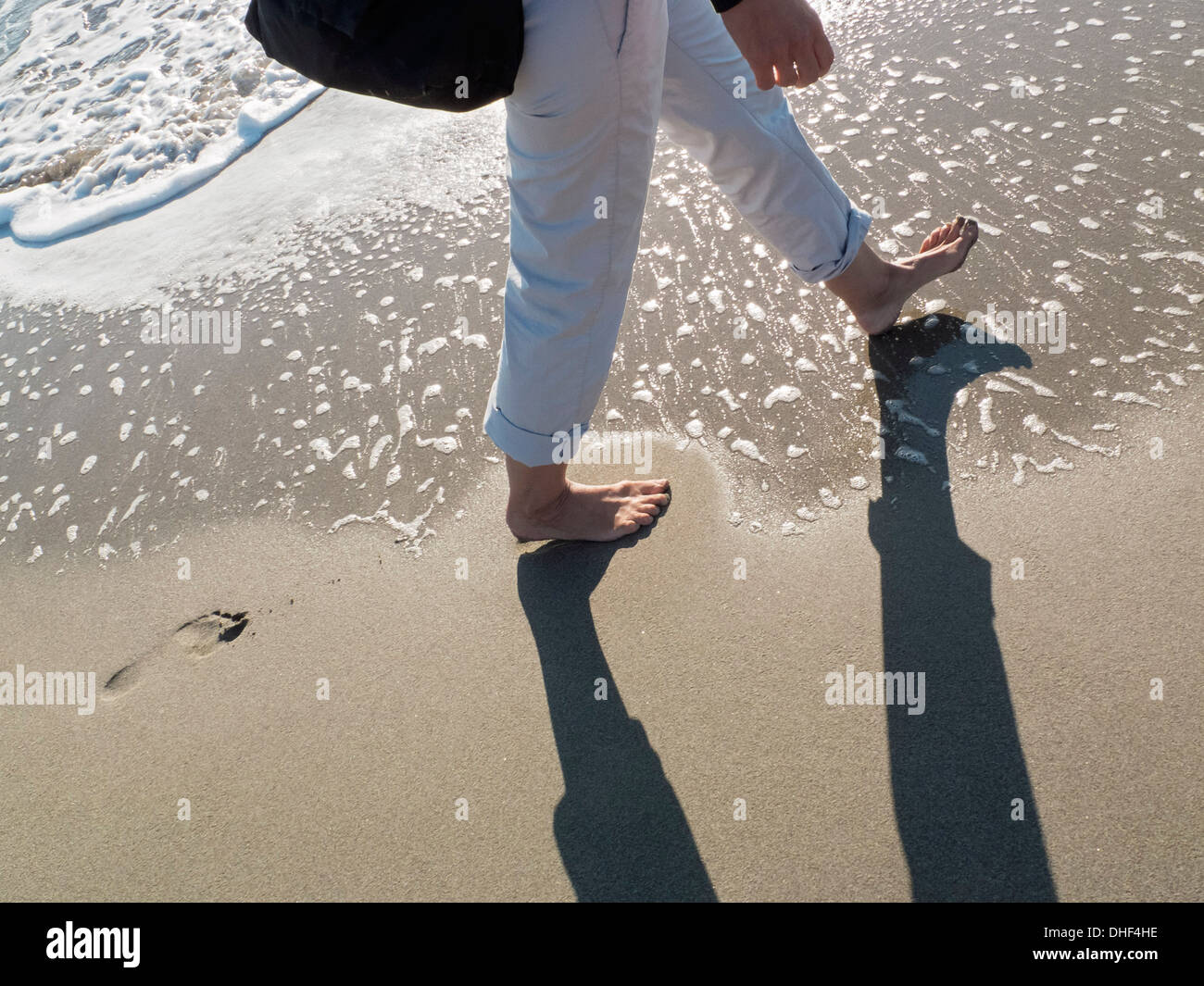 Marcher dans le sable d'une plage Banque D'Images