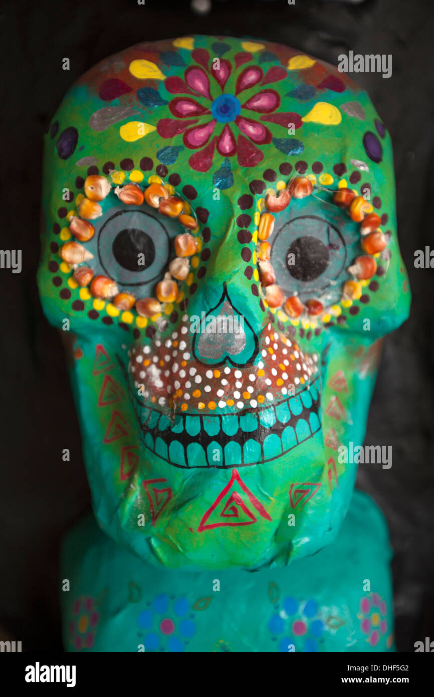 Un crâne décore Azucena Zapoteca restaurant pendant le Jour des morts célébrations à San Martin Tilcajete, Oaxaca, Mexique Banque D'Images