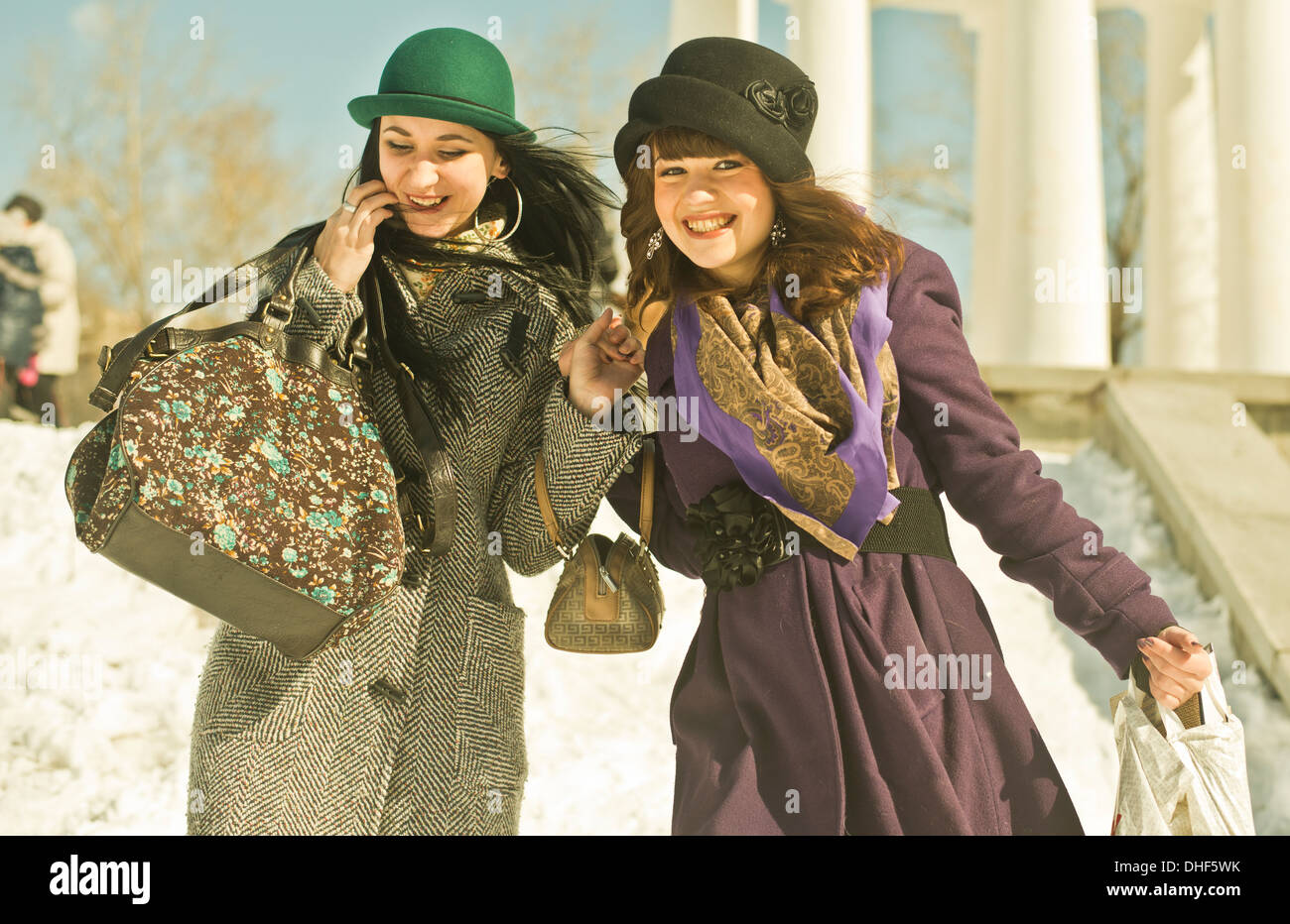 Deux jeunes femmes portant des sacs dans la neige Banque D'Images