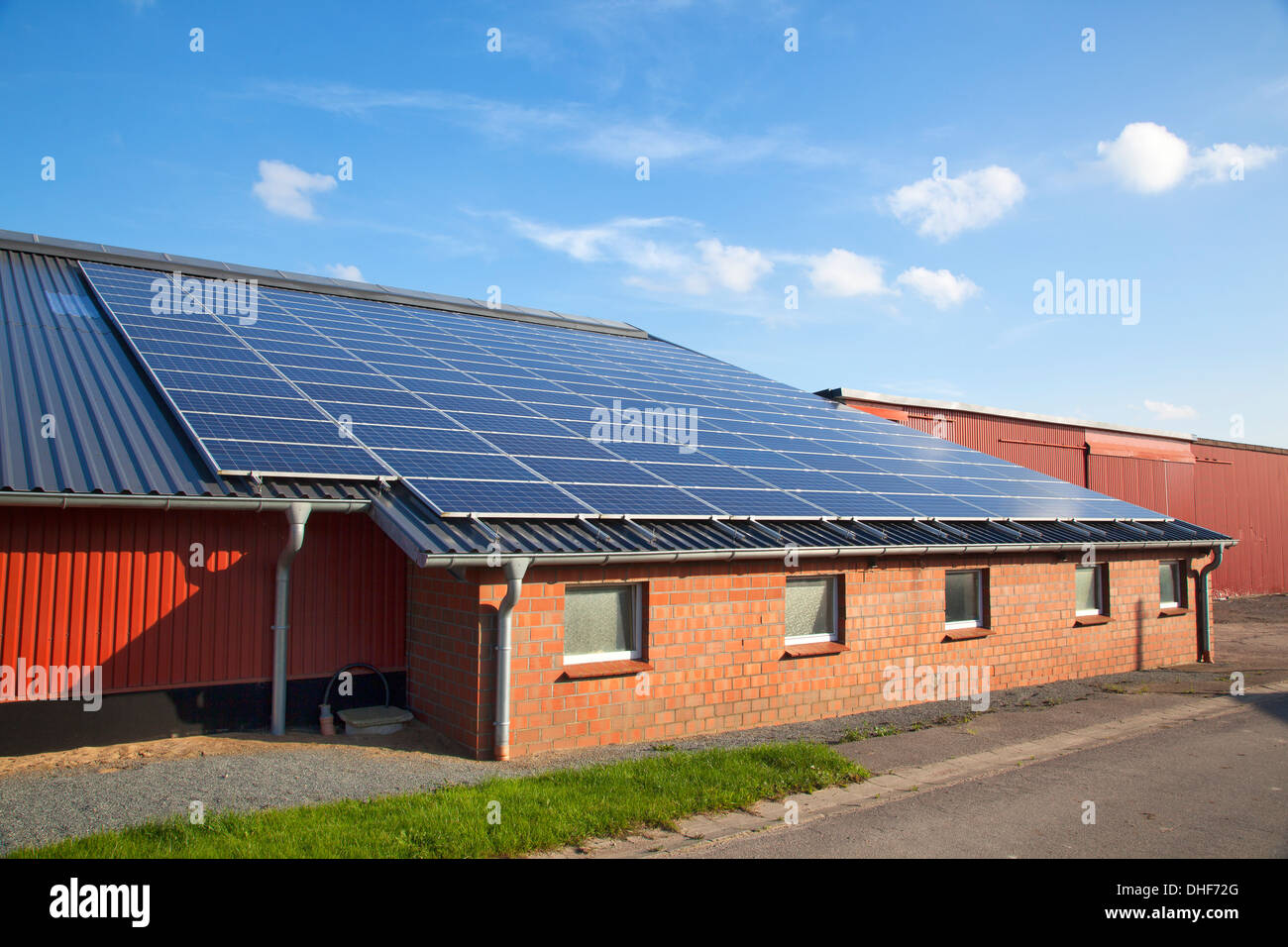 Des panneaux solaires sur un toit d'un bâtiment agricole moderne à Kiel, Allemagne Banque D'Images