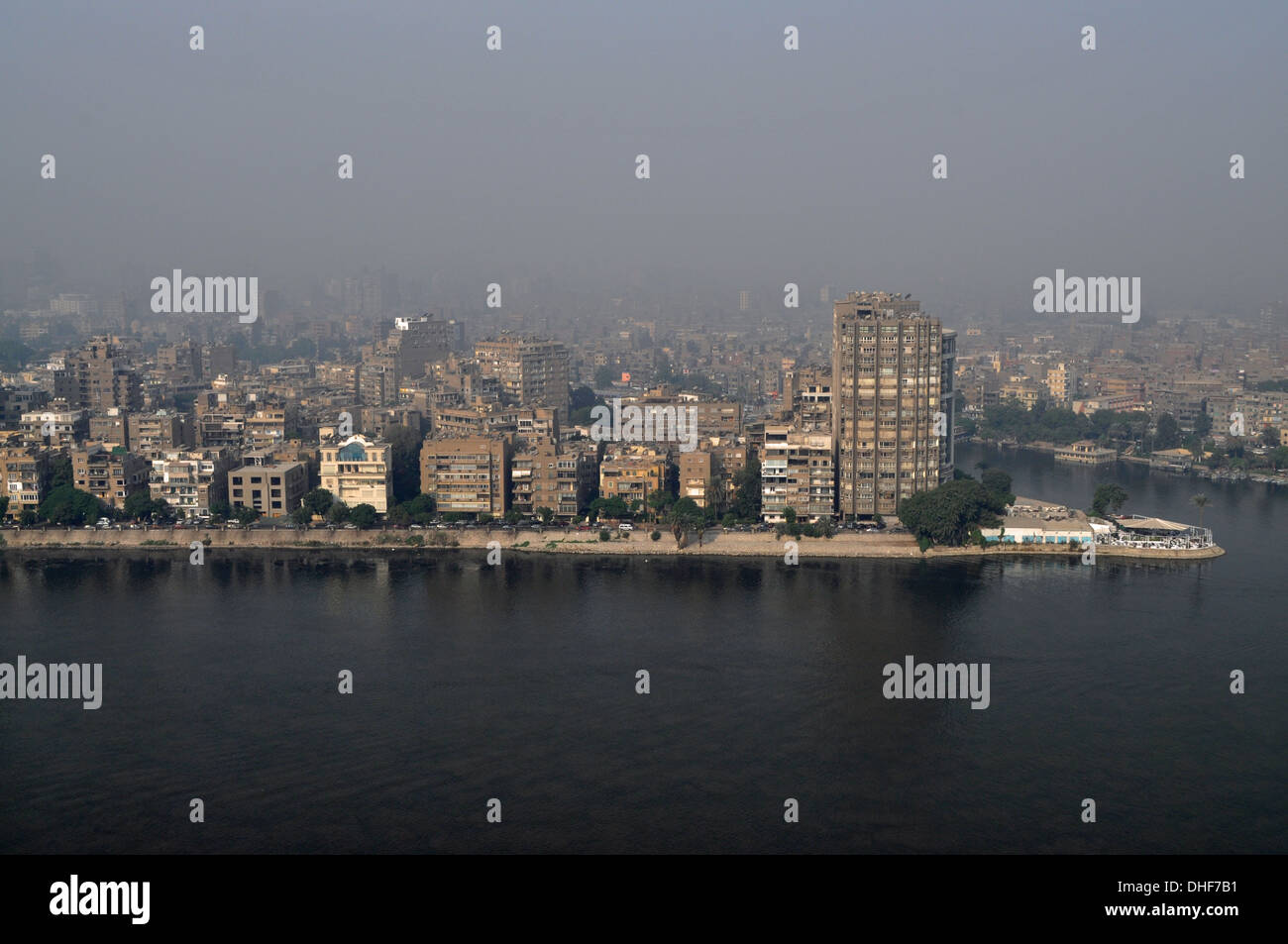 Vue aérienne des immeubles d'appartements en bord de mer à Zamalek sur l'île de Gezira depuis la rive droite du Nil au Caire, en Égypte. Banque D'Images