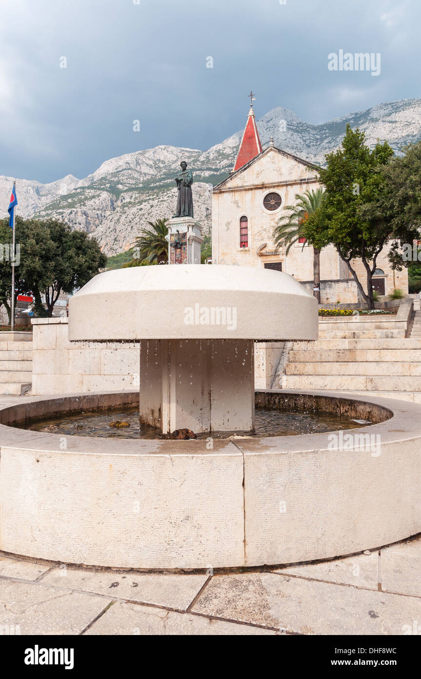 Fontaine en face de l'église de Saint Marc sur place Kaciceva, Makarska, Croatie. Banque D'Images