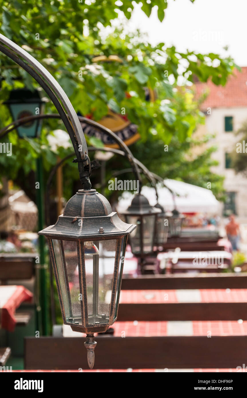 Lanternes dans une rangée sur square, Makarska, Croatie. Banque D'Images