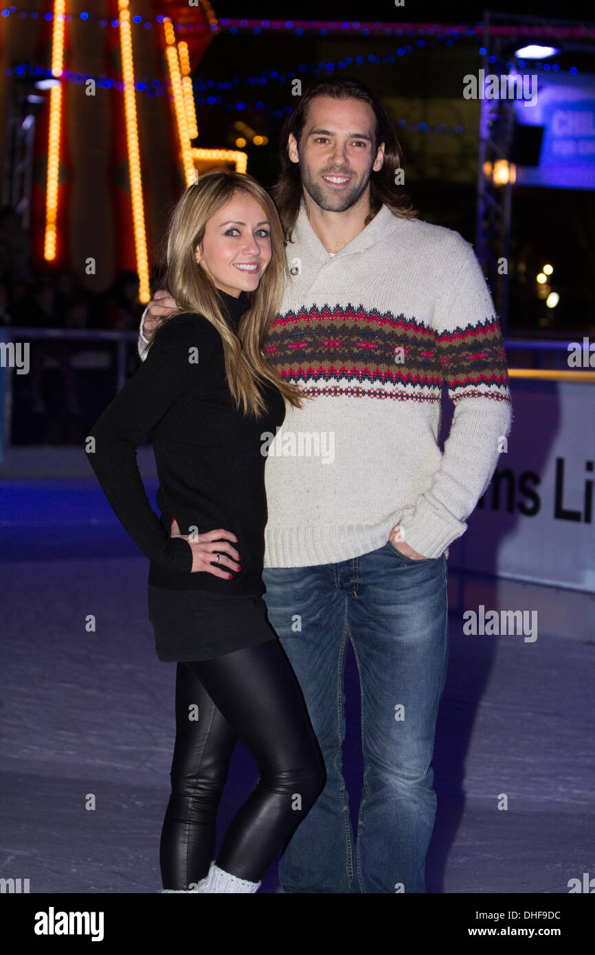 Liverpool, Royaume-Uni. Nov 8, 2013. Samia Ghadie et son partenaire danseur professionnel de Sylvain Longchambon poser pour des photographies sur la patinoire. Noël a été lancé à Liverpool avec une lanterne magique parade dans le centre-ville. Des centaines d'enfants de partout dans la région de la ville illuminée la ville avec des lanternes qu'ils avaient créé dans le cadre d'ateliers avec la Compagnie de la lanterne. L'événement a également été accompagné par le Noël illuminations sur l'interrupteur et a également été suivi par gagnant de TV show Dancing on Ice et Facteur X Ray candidat à Quinn. Crédit : Christopher Middleton/Alamy Live News Banque D'Images