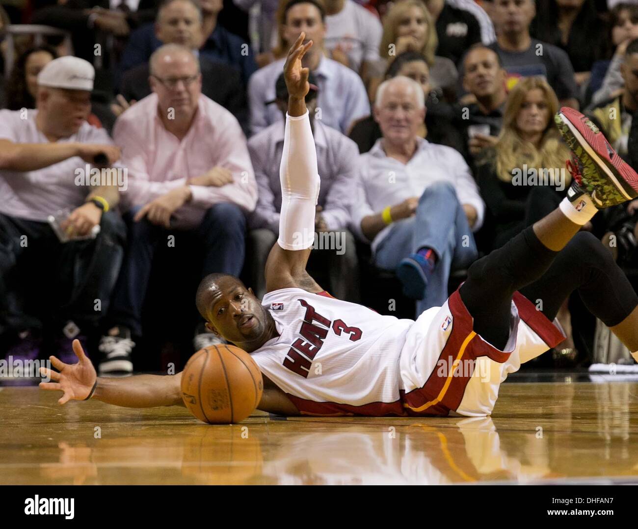 Miami, Floride, USA. Nov 7, 2013. Miami Heat shooting guard Dwyane Wade (3) brouille après une balle à l'AmericanAirlines Arena. Credit : Allen Eyestone/Le Palm Beach Post/ZUMAPRESS.com/Alamy Live News Banque D'Images