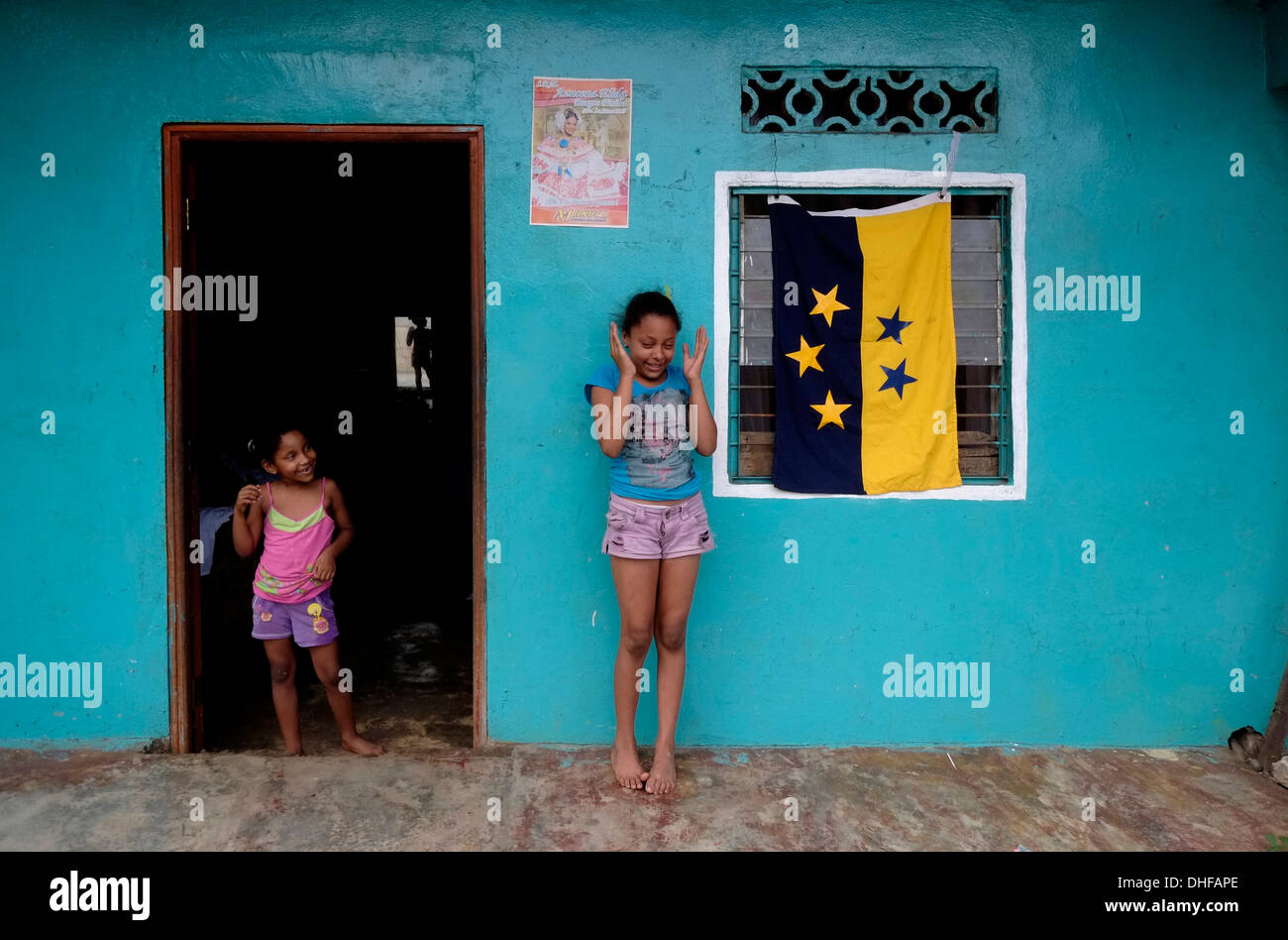 Les jeunes filles panaméennes se trouvent à côté du drapeau de Chiter dans la ville de Chiter dans la péninsule d'Azuero Herrera province République du Panama Banque D'Images