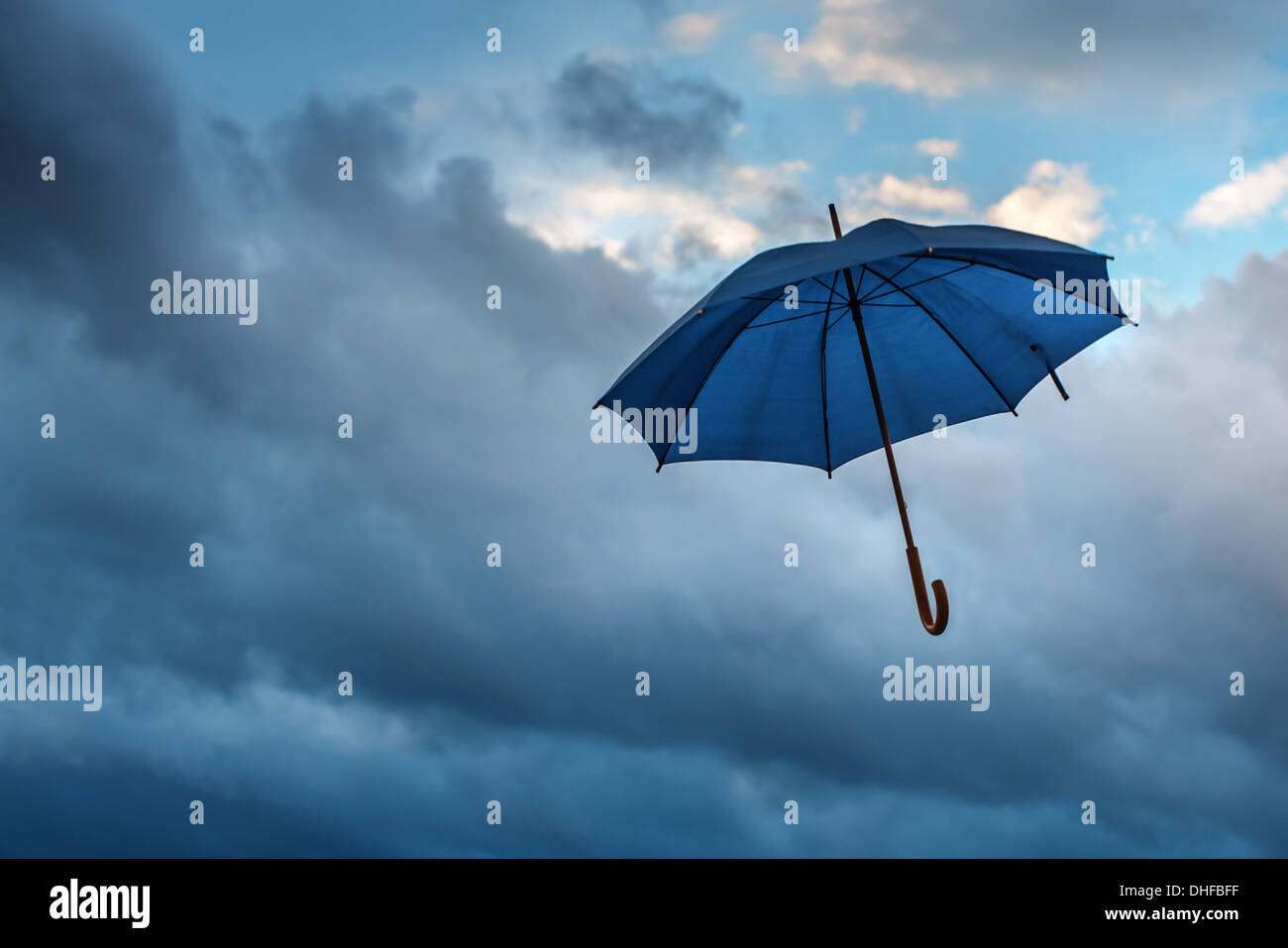 Parapluie et ciel nuageux closeup Banque D'Images