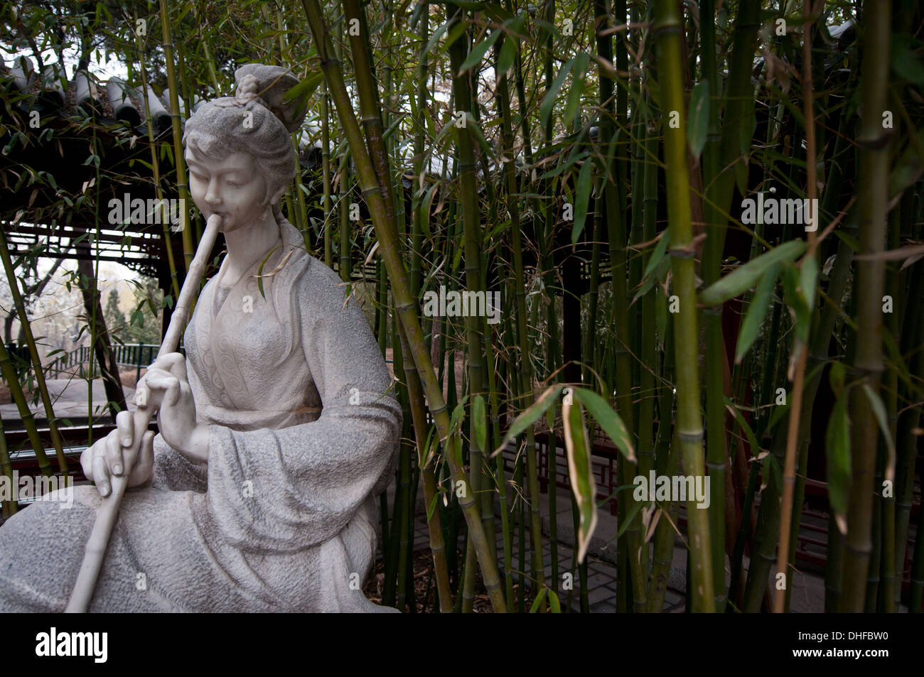 Statue de femme jouant sur flûte de bambou chinois dans le parc Zizhuyuan connu sous le nom de violet ou de bambou noir Park à Pékin, Chine Banque D'Images