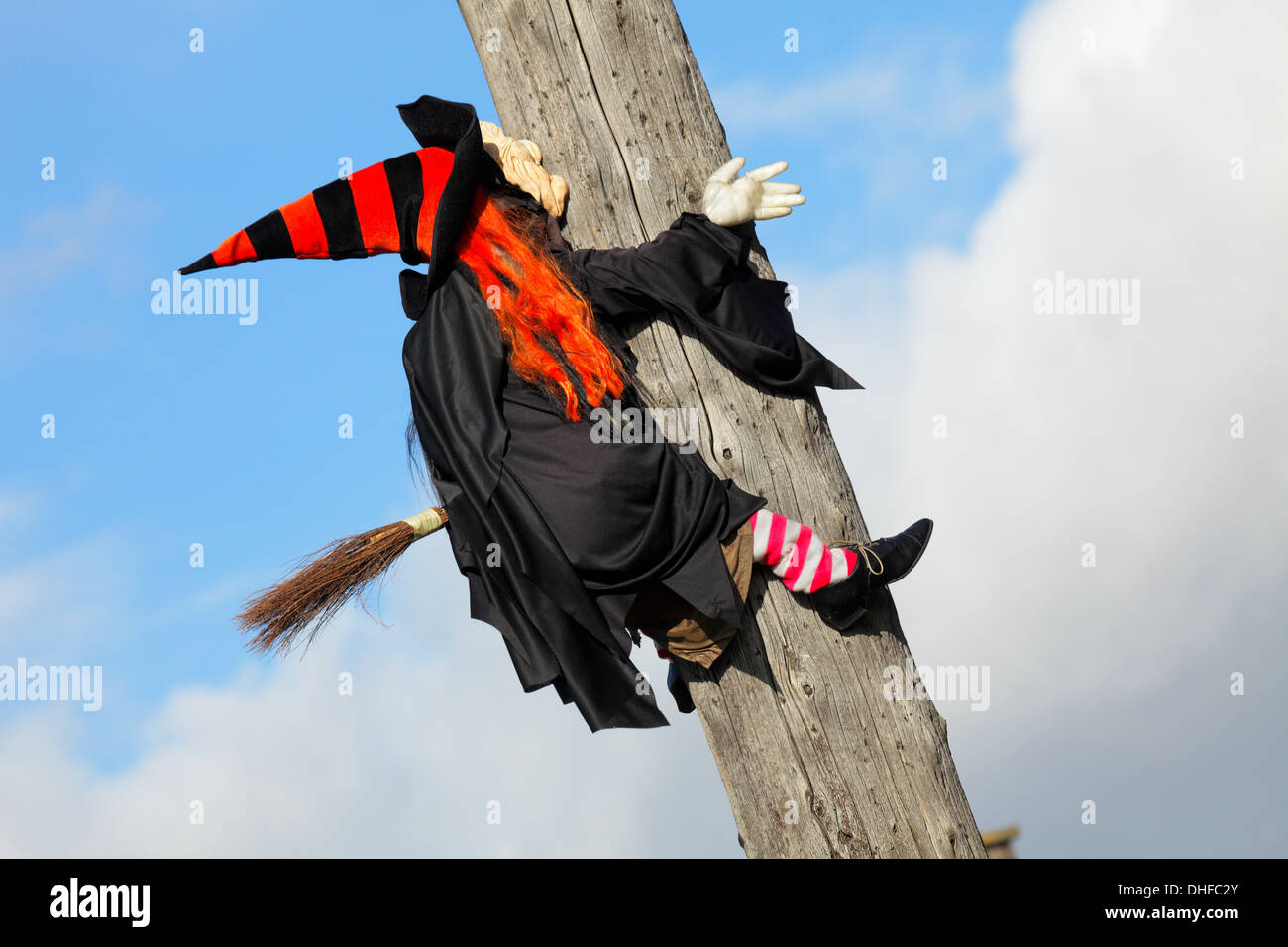 Halloween sorcière sur balai s'écraser dans un poteau d'hydro-Victoria, Colombie-Britannique, Canada. Banque D'Images
