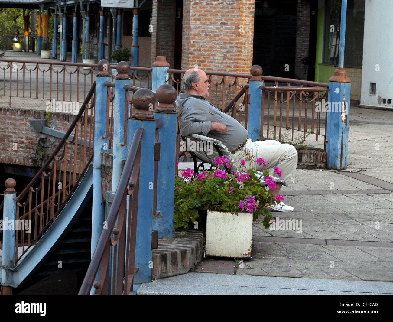 Homme assis sur un banc Banque D'Images