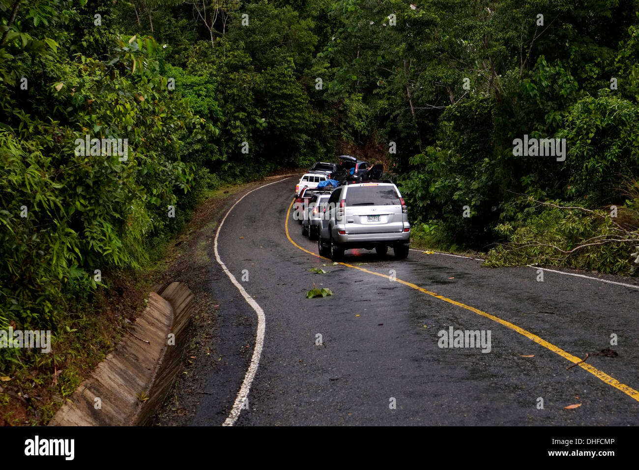 4x4 voitures sur la voie de la ville de Panama San Blas de région autonome de la République du Panama Banque D'Images