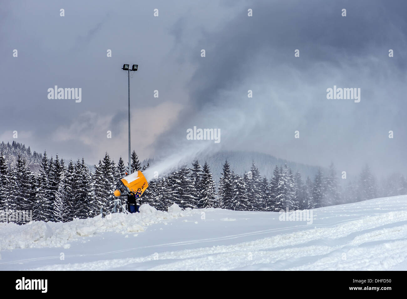 Canon à neige en montagne hivernale Banque D'Images