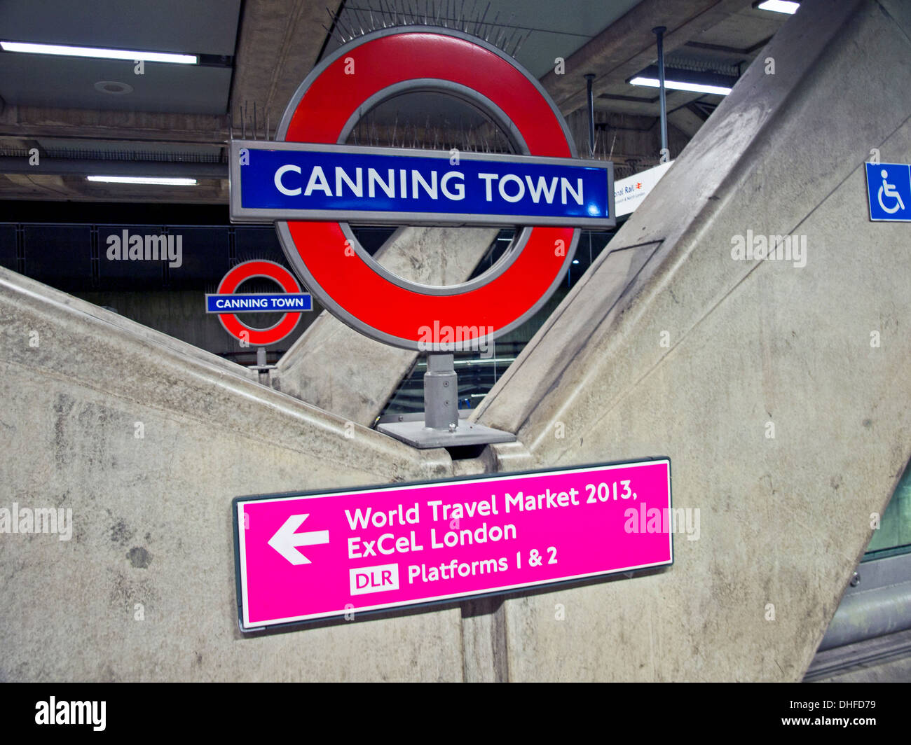 La station de métro Canning Town montrant des signes pour le World Travel Market 2013, Londres, Angleterre, Royaume-Uni Banque D'Images