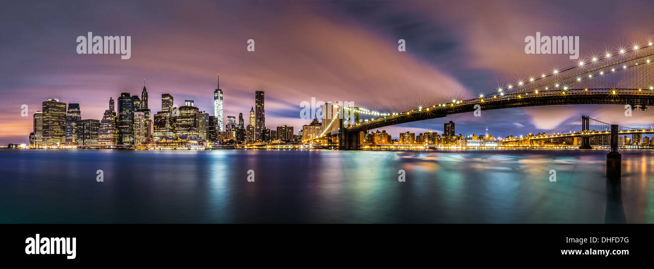 La partie basse de Manhattan et le pont de Brooklyn sous un ciel nuageux à l'aube, vue du pont de Brooklyn Park. Banque D'Images