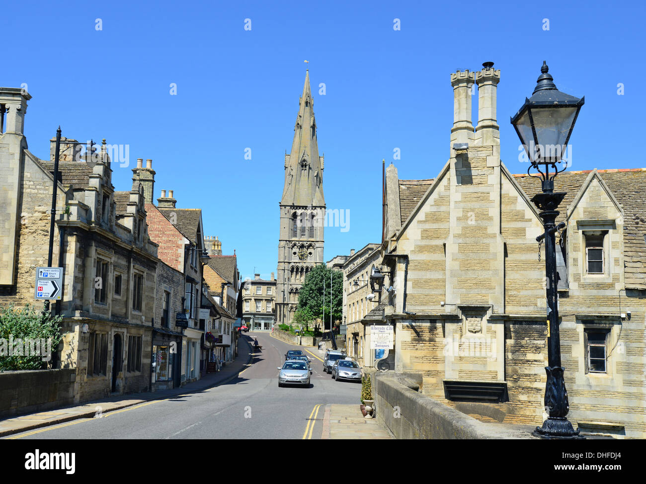 L'église St Mary et St Mary's Hill de la ville Pont, Stamford, Lincolnshire, Angleterre, Royaume-Uni Banque D'Images