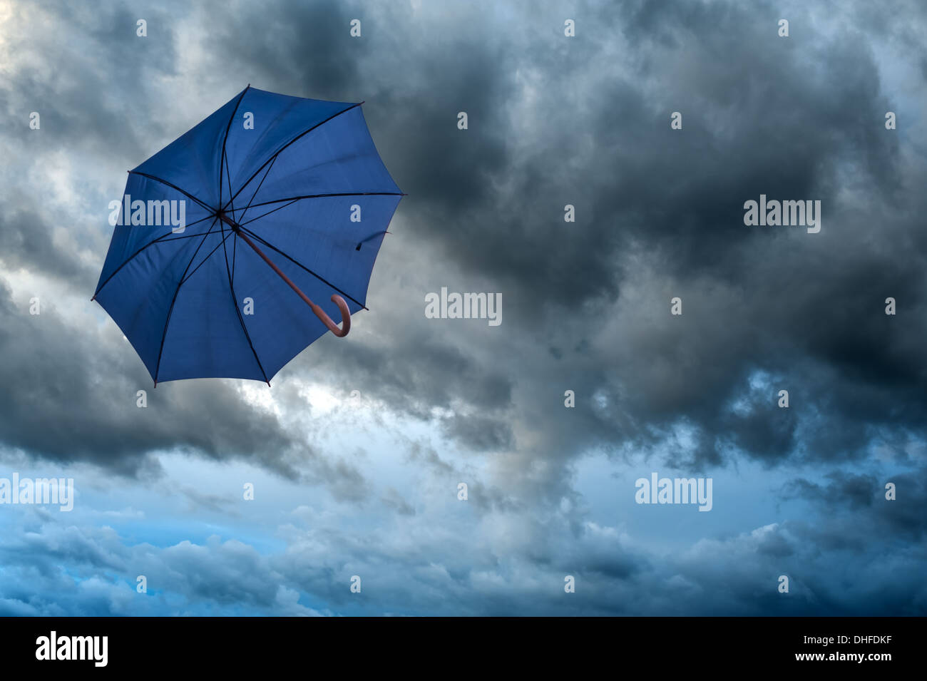 Parapluie et ciel nuageux closeup Banque D'Images