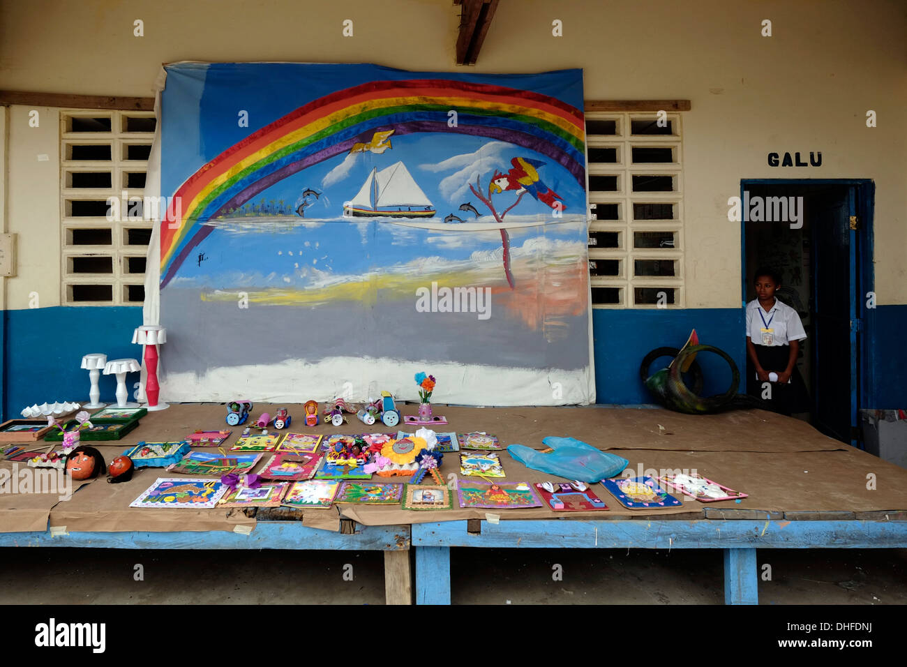 Cour de l'école dans Sugtupu Carti island village administré par Guna autochtones connue sous le nom de la "Comarca Kuna" (région) de la Guna Yala située dans l'archipel de San Blas Blas dans le nord-est du Panama vers la mer des Caraïbes. Banque D'Images