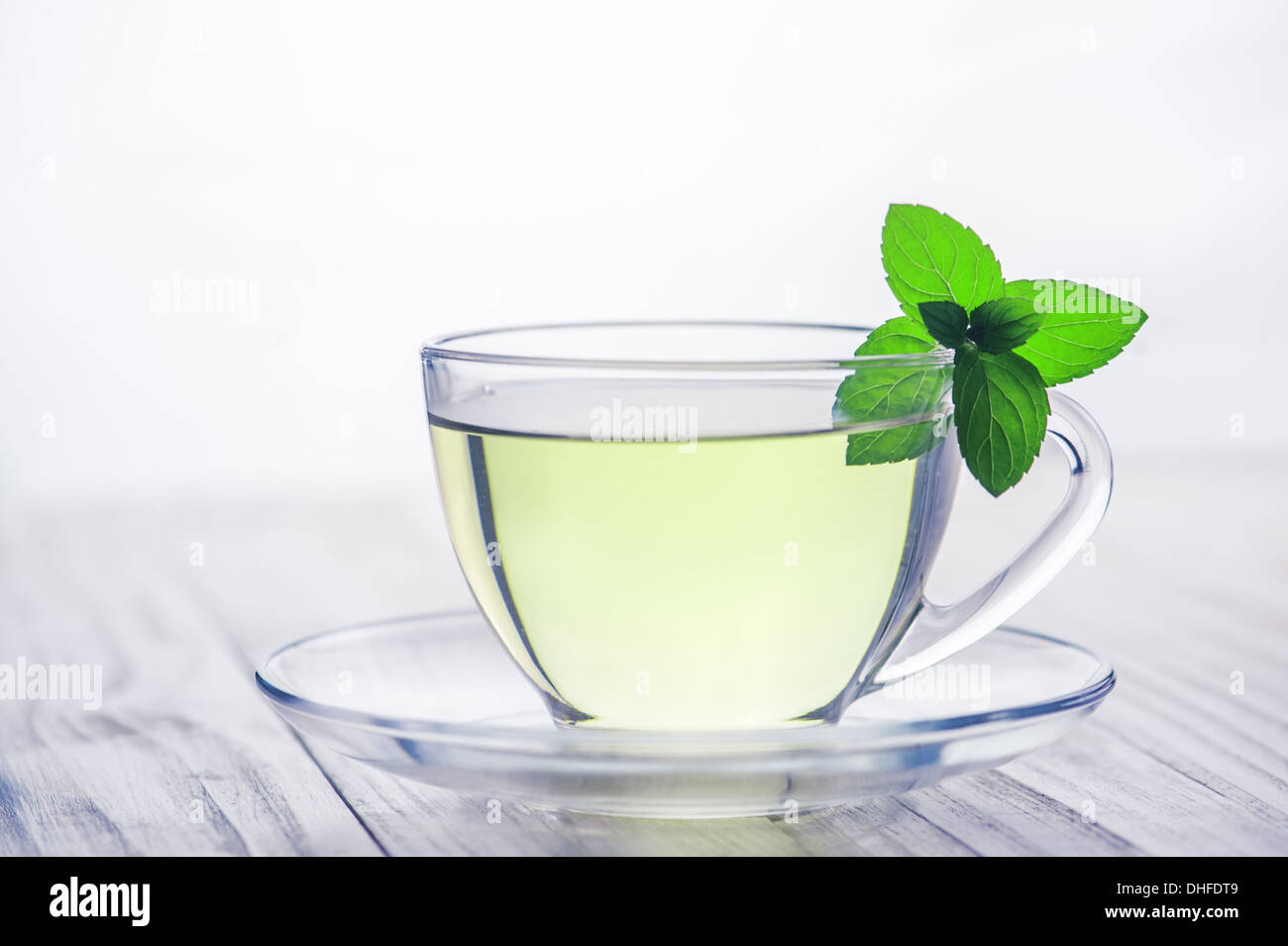 Le thé à la menthe avec des feuilles de menthe fraîche Banque D'Images