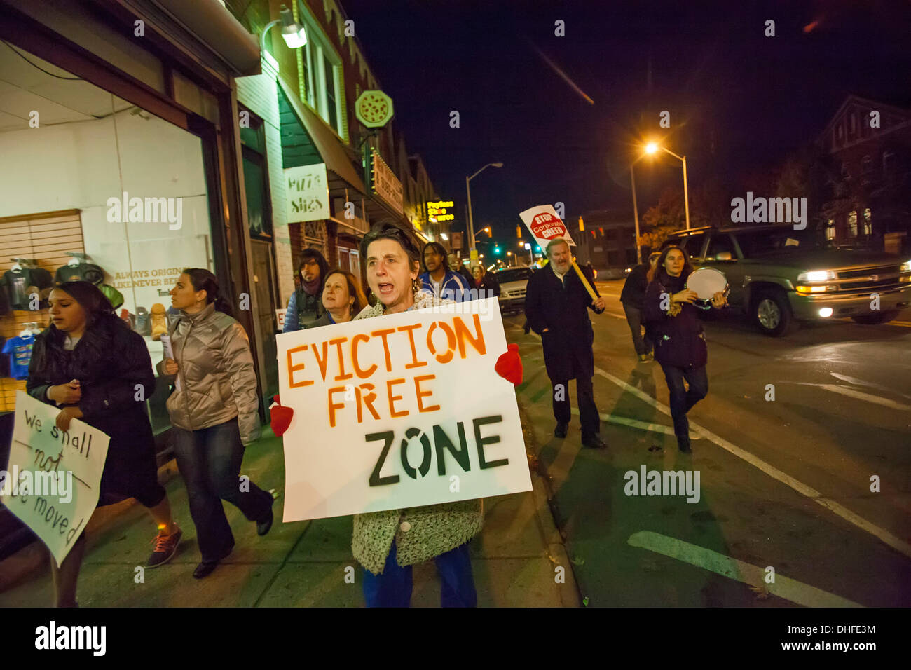 Detroit, Michigan - voisins mars à sud-ouest de Detroit pour protester contre la tentative d'éviction de la famille Hernandez par le projet du gouvernement fédéral société de prêt hypothécaire Fannie Mae. La famille a pris du retard sur ses paiements après Ludim Hernandez a été congédié de son travail de construction. © Jim West/Alamy Live News Banque D'Images