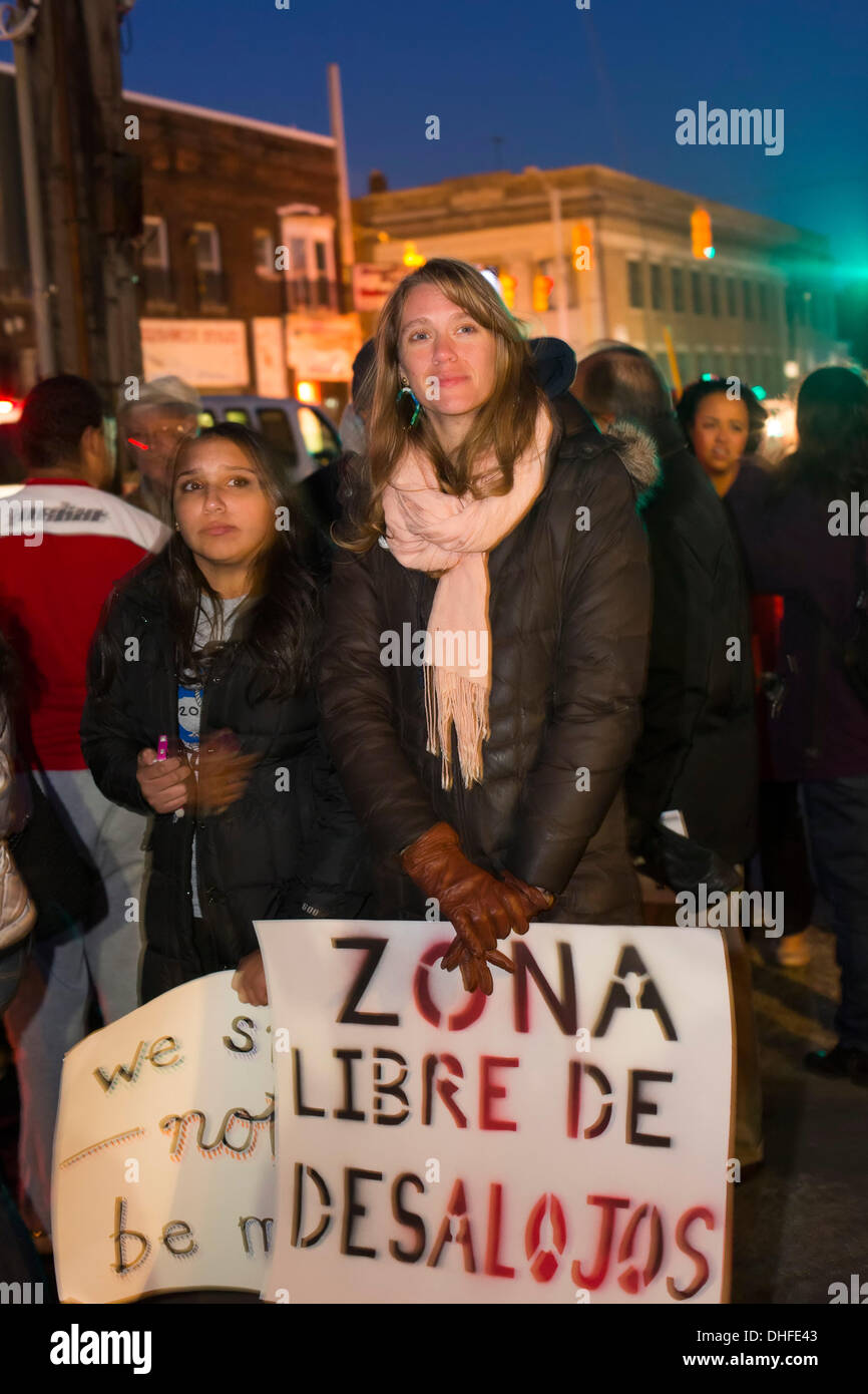 Detroit, Michigan - voisins mars à sud-ouest de Detroit pour protester contre la tentative d'éviction de la famille Hernandez par le projet du gouvernement fédéral société de prêt hypothécaire Fannie Mae. La famille a pris du retard sur ses paiements après Ludim Hernandez a été congédié de son travail de construction. © Jim West/Alamy Live News Banque D'Images