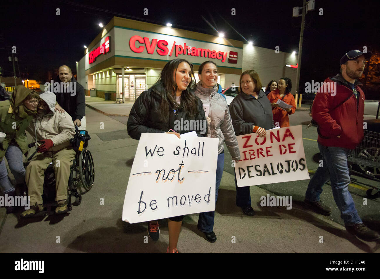 Detroit, Michigan - voisins mars à sud-ouest de Detroit pour protester contre la tentative d'éviction de la famille Hernandez par le projet du gouvernement fédéral société de prêt hypothécaire Fannie Mae. La famille a pris du retard sur ses paiements après Ludim Hernandez a été congédié de son travail de construction. © Jim West/Alamy Live News Banque D'Images