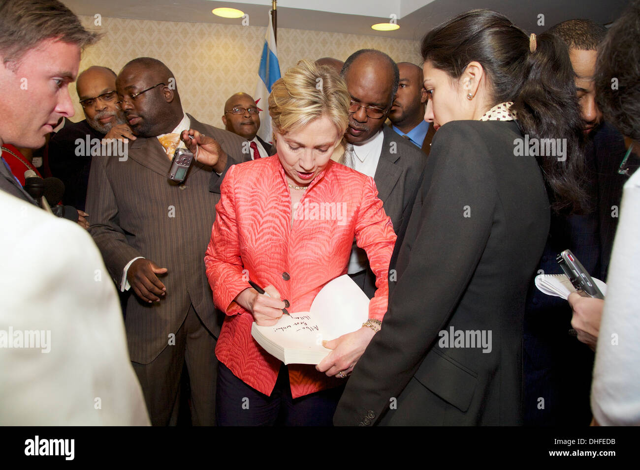 Le sénateur Hillary Clinton autographes livre. Huma Abedin à droite. Chicago Mai 2007. Banque D'Images
