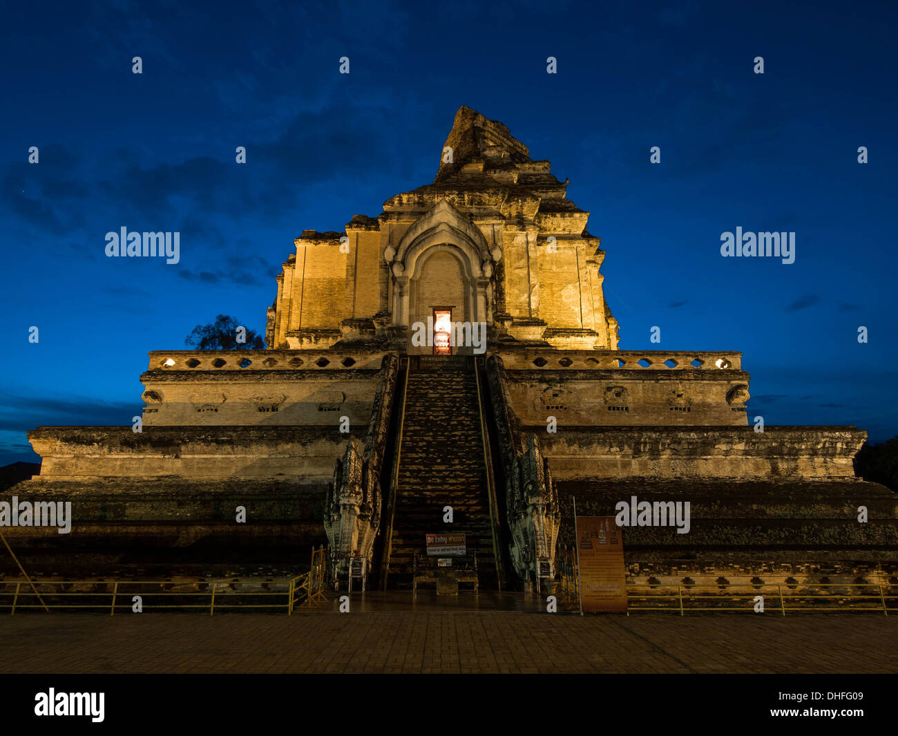 L'ancien Wat Chedi Luang stupa au crépuscule dans Chiang Mai, Thaïlande. Banque D'Images
