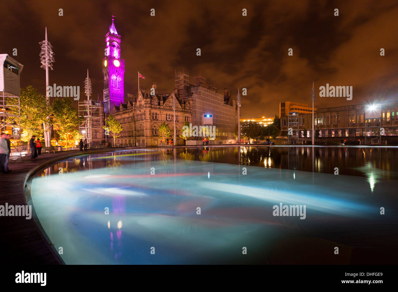 Une piscine miroir de pensée à Bradford City Park, par Shanaz Gulzar et Steve Manthorp, une oeuvre d'images projetées sur le w Banque D'Images