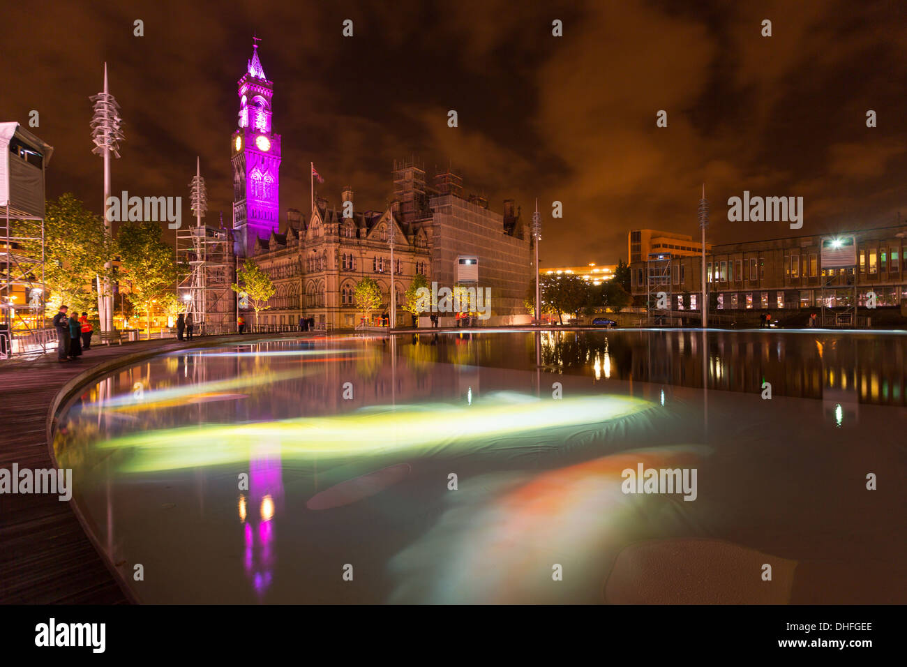 Une piscine miroir de pensée à Bradford City Park, par Shanaz Gulzar et Steve Manthorp, une oeuvre d'images projetées sur le w Banque D'Images